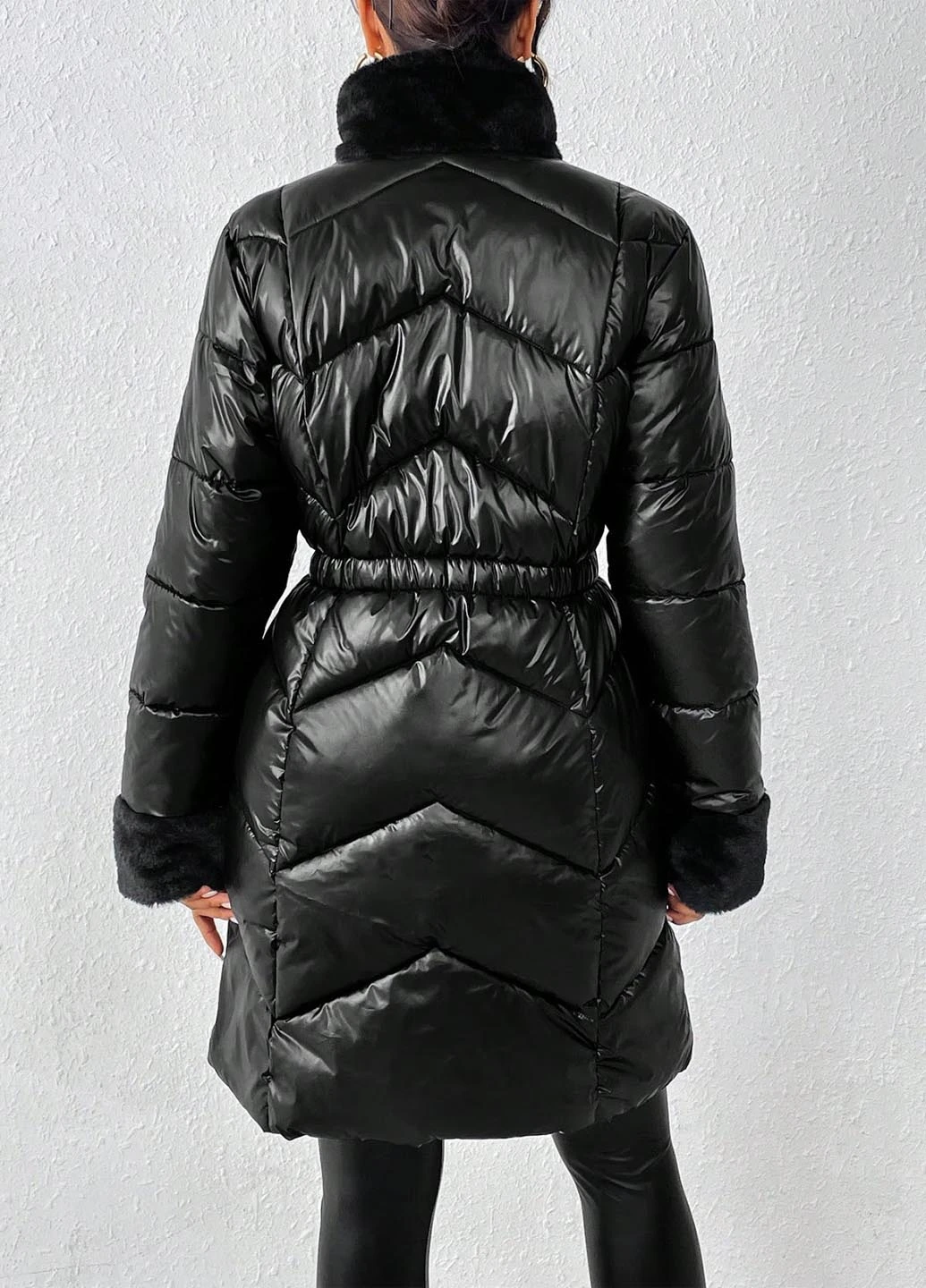 Черная зимняя куртка SHEIN
