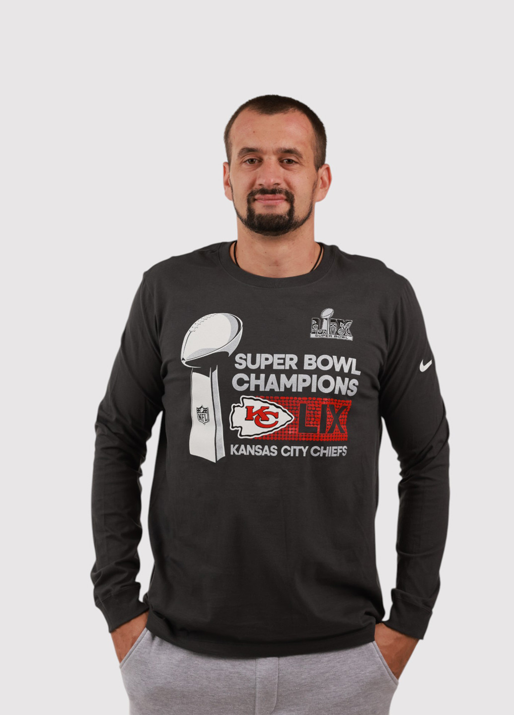 Темно-серый демисезонный спортивный лонгслив Nike с надписями