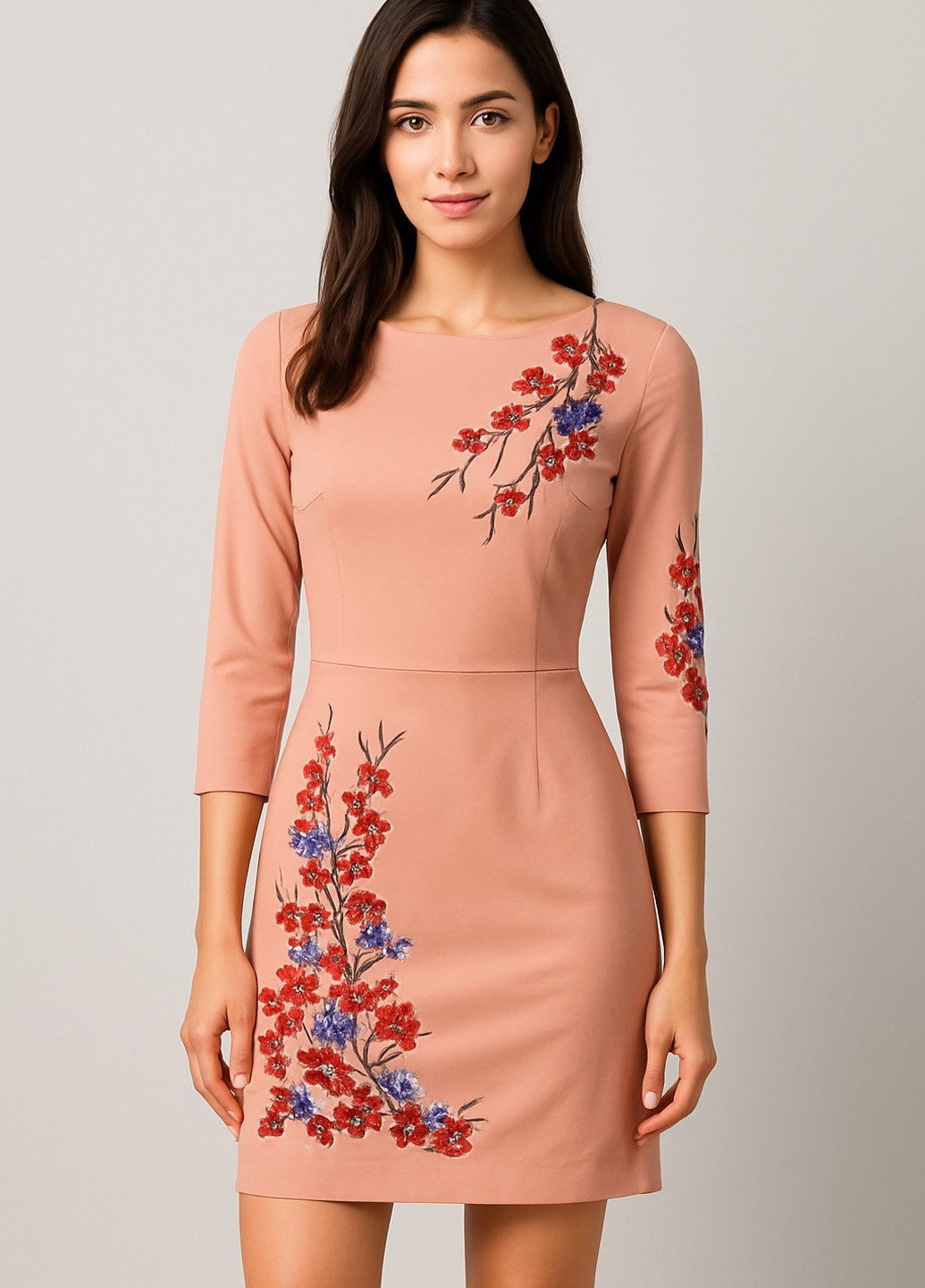 Пудровое кэжуал платье футляр Sassofono с цветочным принтом