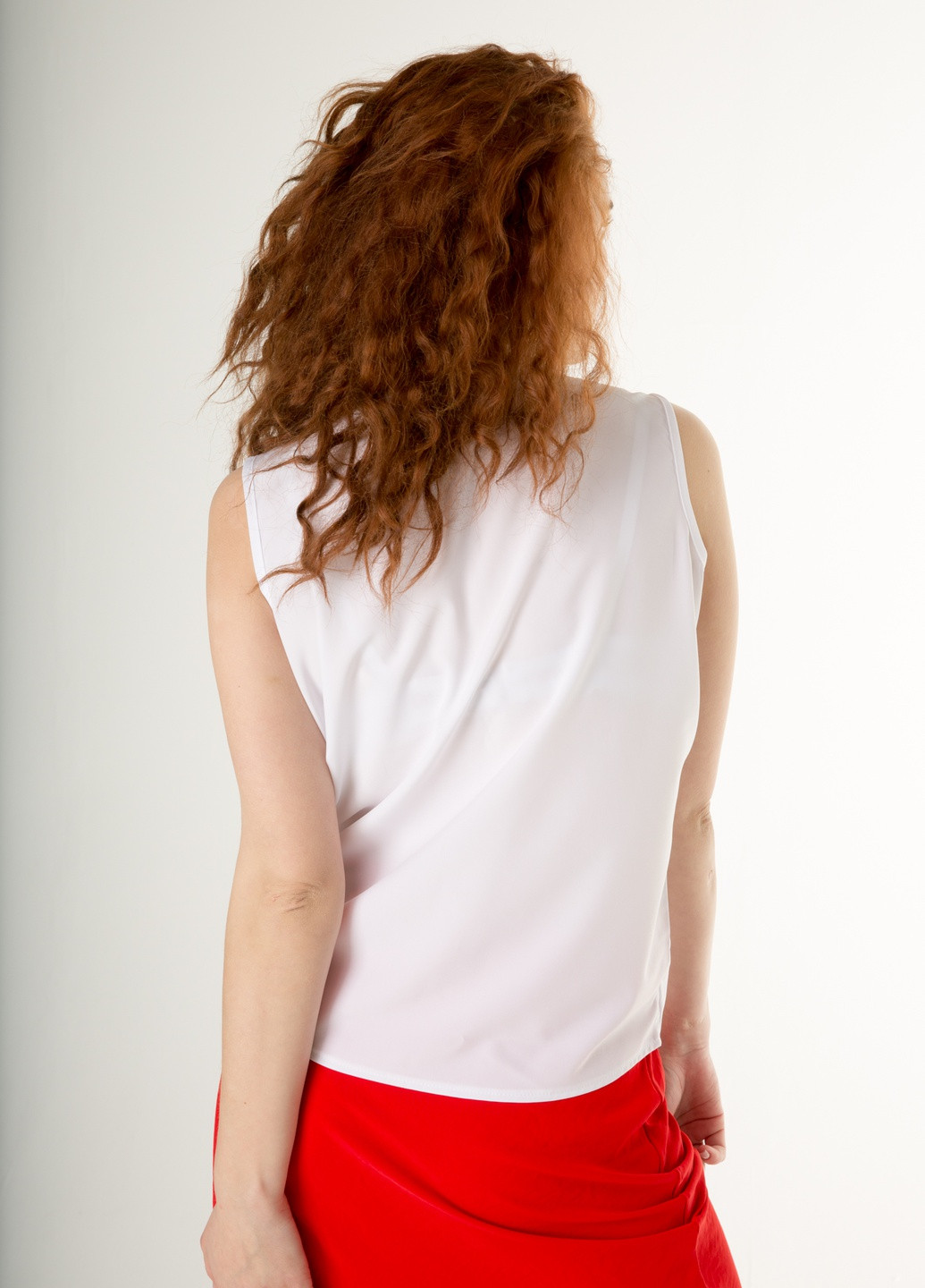 Белая демисезонная модная блузка - топ на запах без рукавов на запах INNOE Блуза