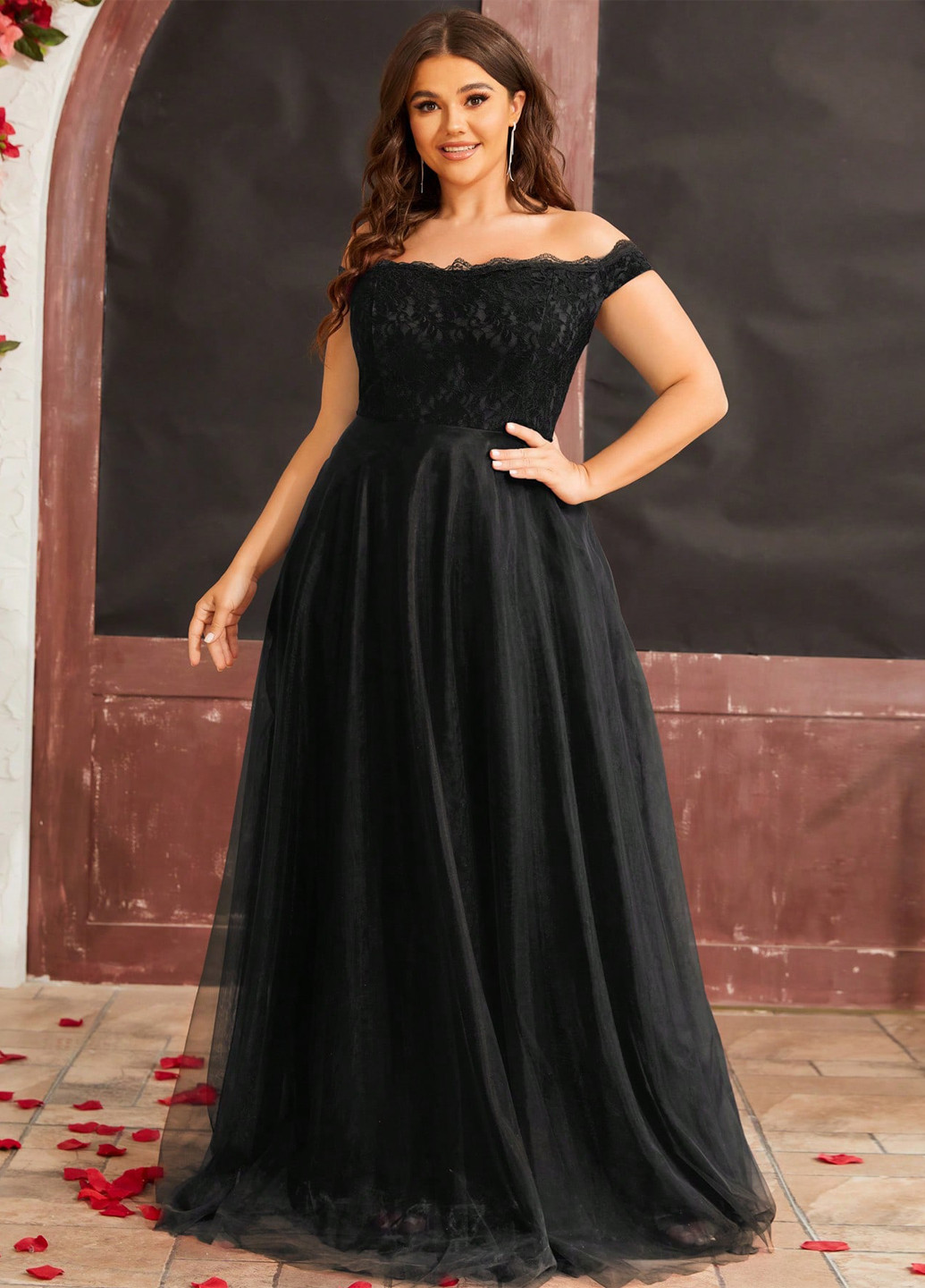 Чорна вечірня сукня з відкритими плечима SHEIN однотонна