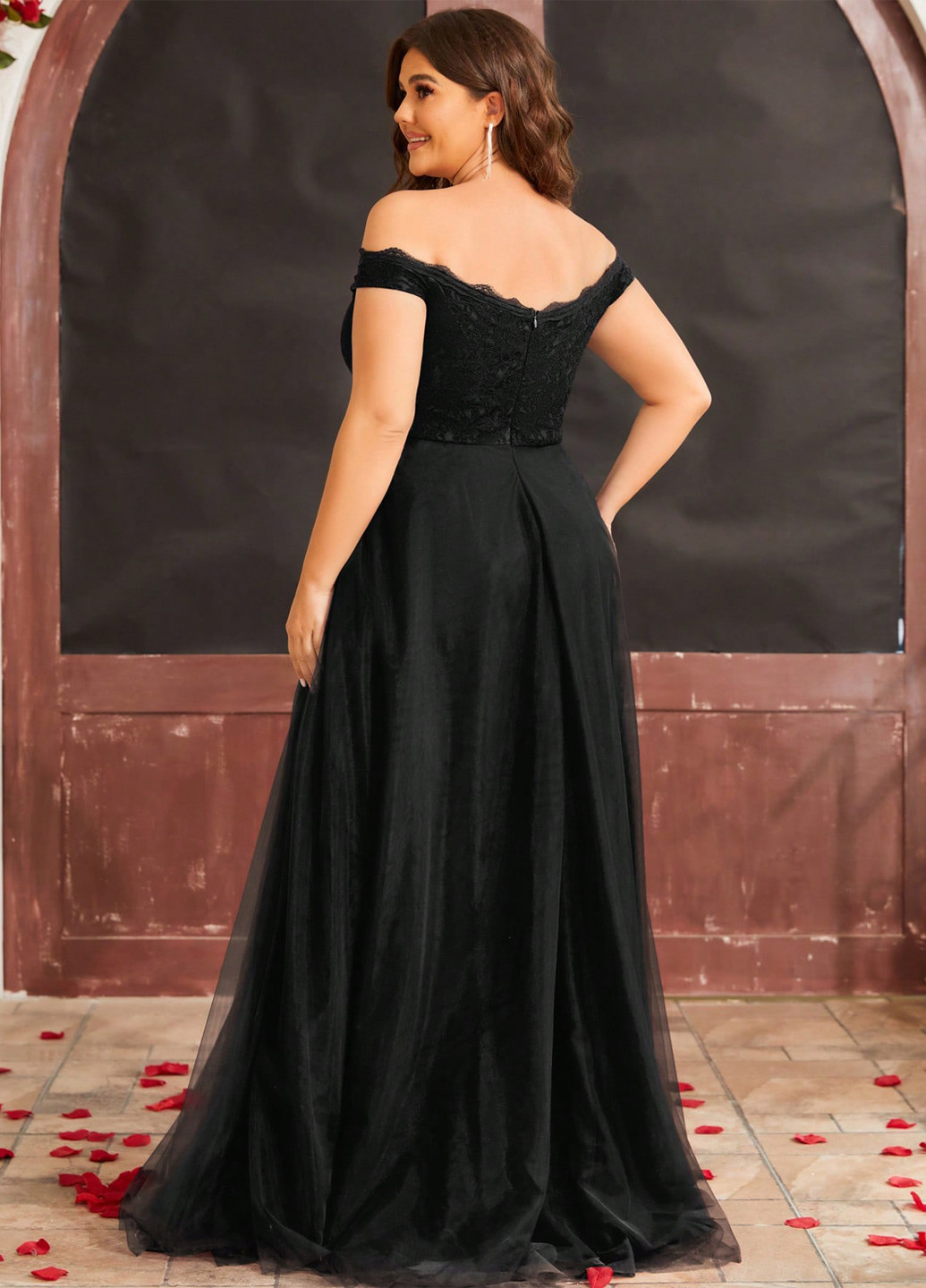 Чорна вечірня сукня з відкритими плечима SHEIN однотонна