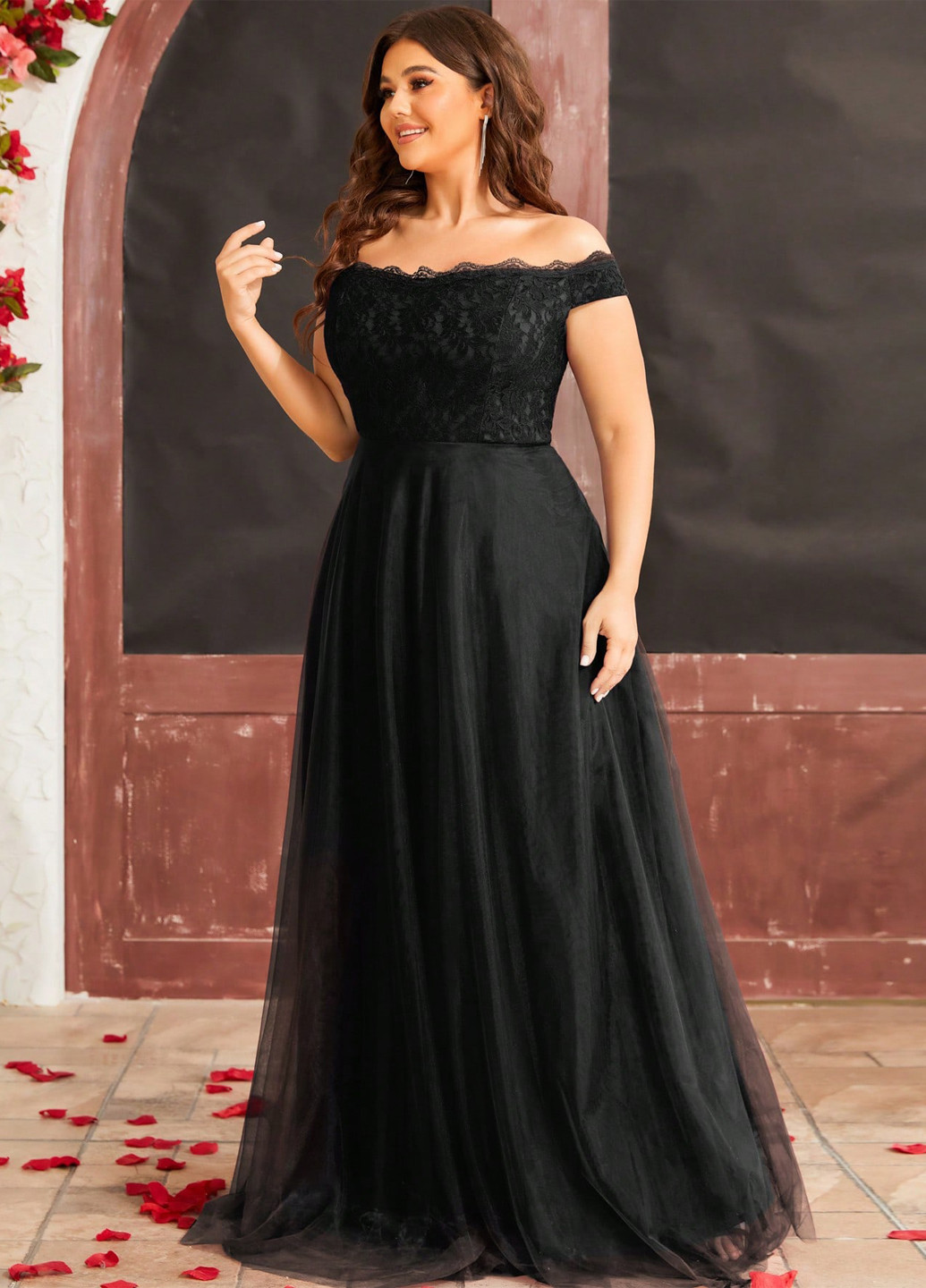 Чорна вечірня сукня з відкритими плечима SHEIN однотонна