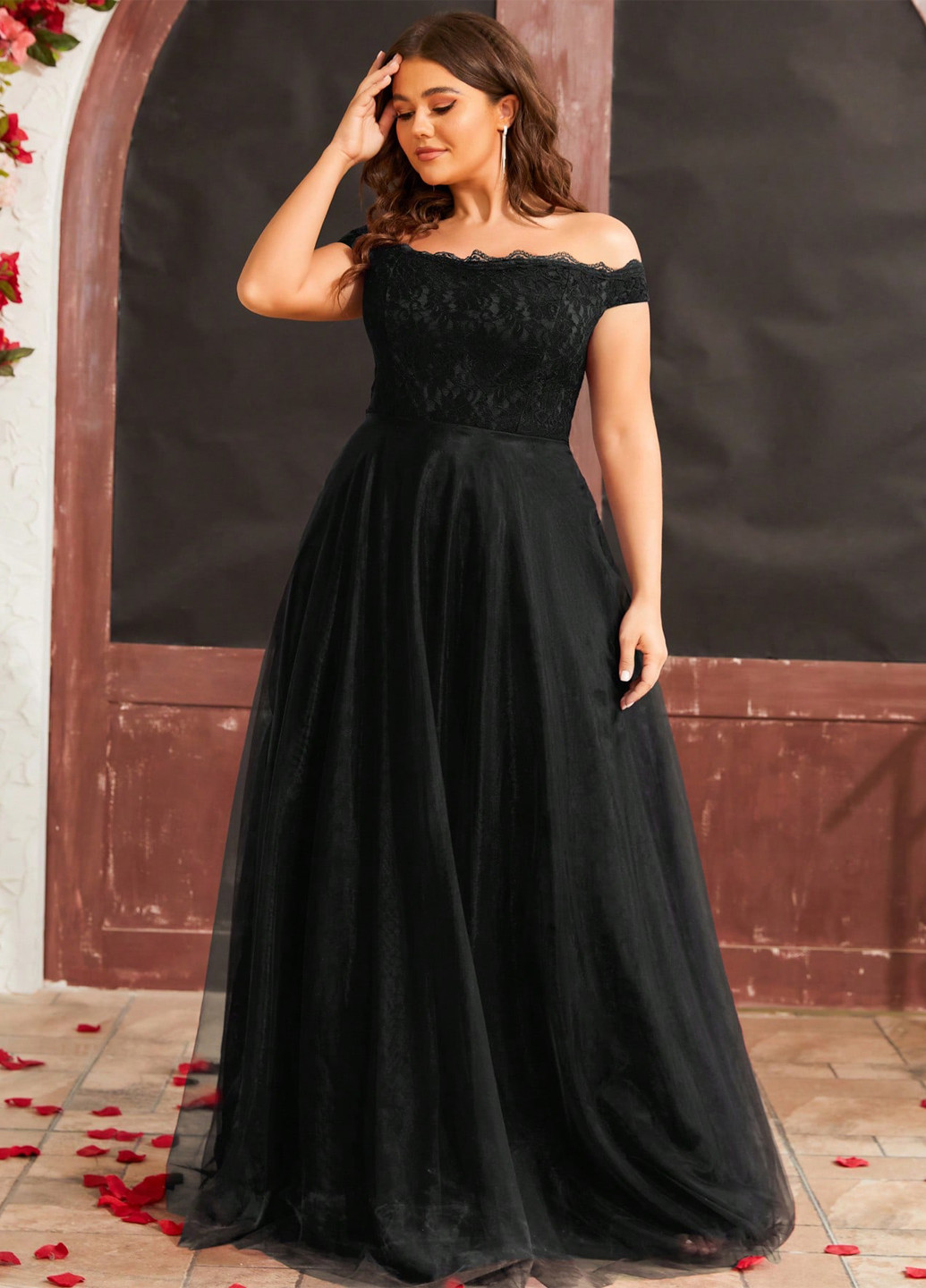 Чорна вечірня сукня з відкритими плечима SHEIN однотонна