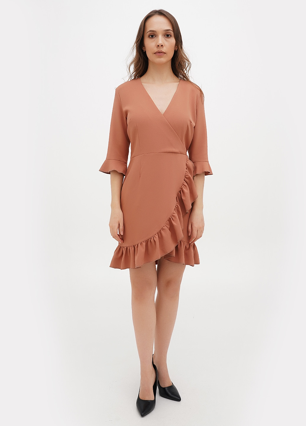 Бежевое кэжуал платье на запах Sassofono однотонное