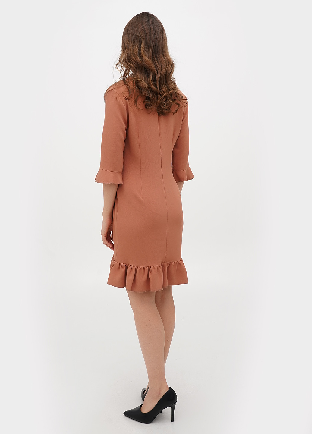 Бежевое кэжуал платье на запах Sassofono однотонное