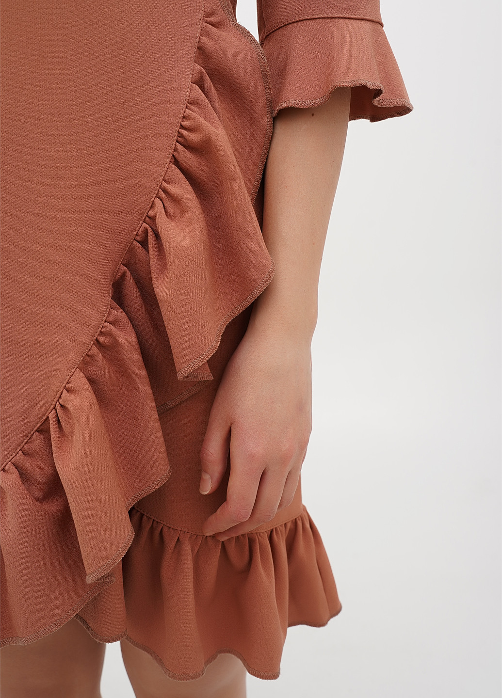 Бежевое кэжуал платье на запах Sassofono однотонное