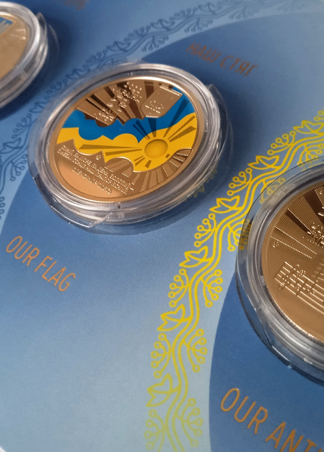 Набір із трьох монет України у сувенірній упаковці «Державні символи України» Blue Orange (256243857)