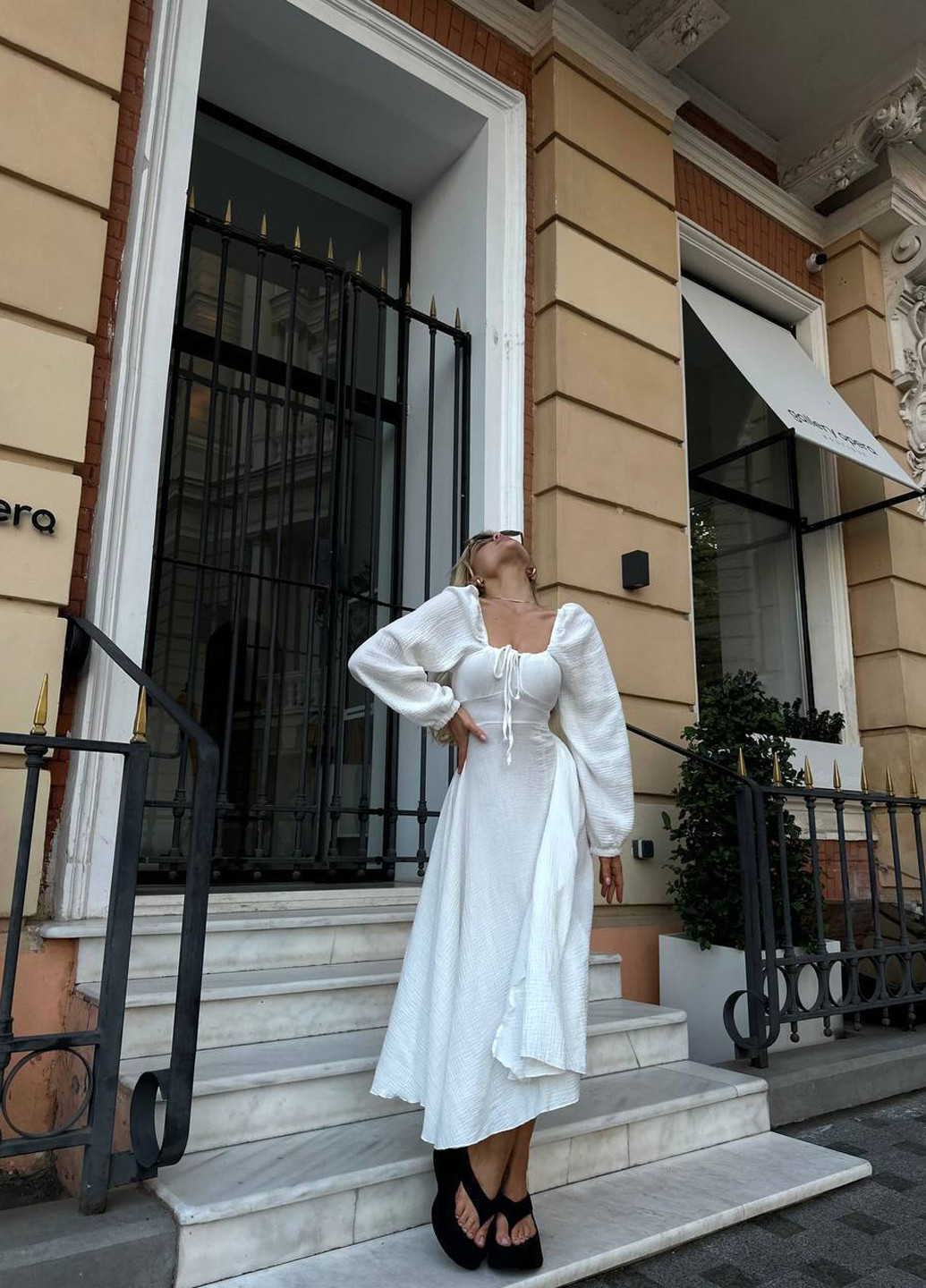 Белое кэжуал платье с открытыми плечами No Brand однотонное