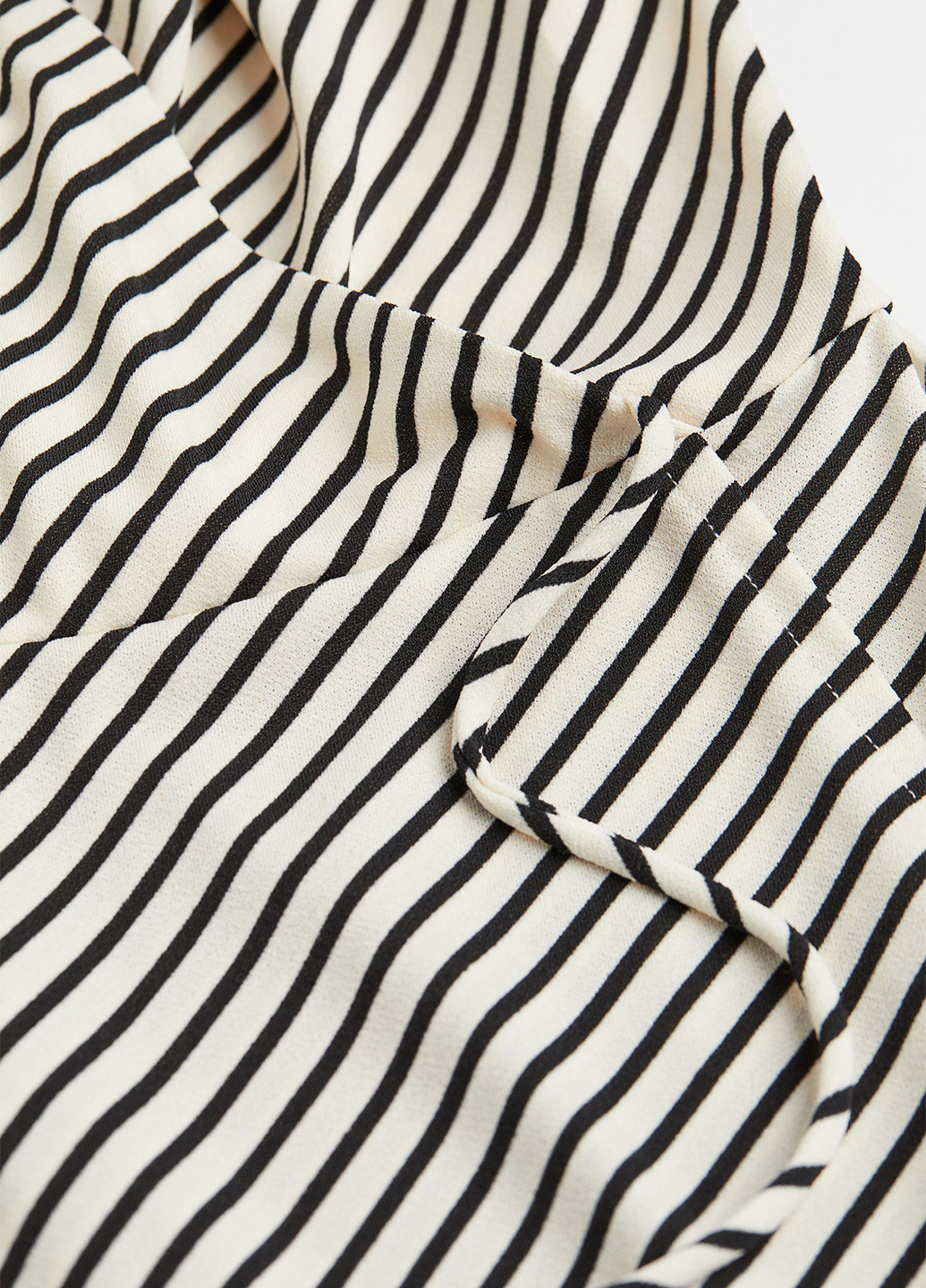 Черно-белое кэжуал платье на запах H&M в полоску