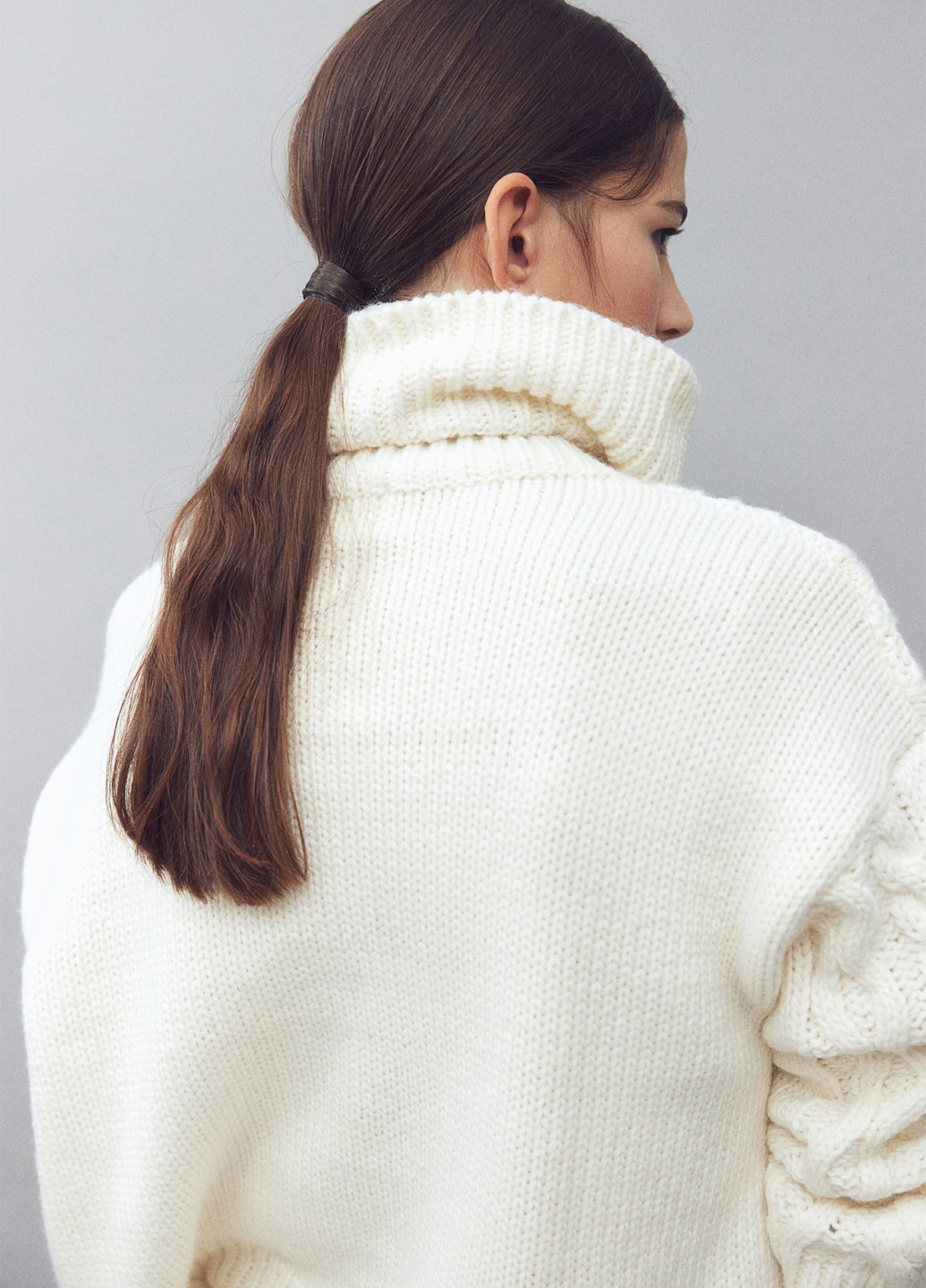 Белый демисезонный свитер H&M