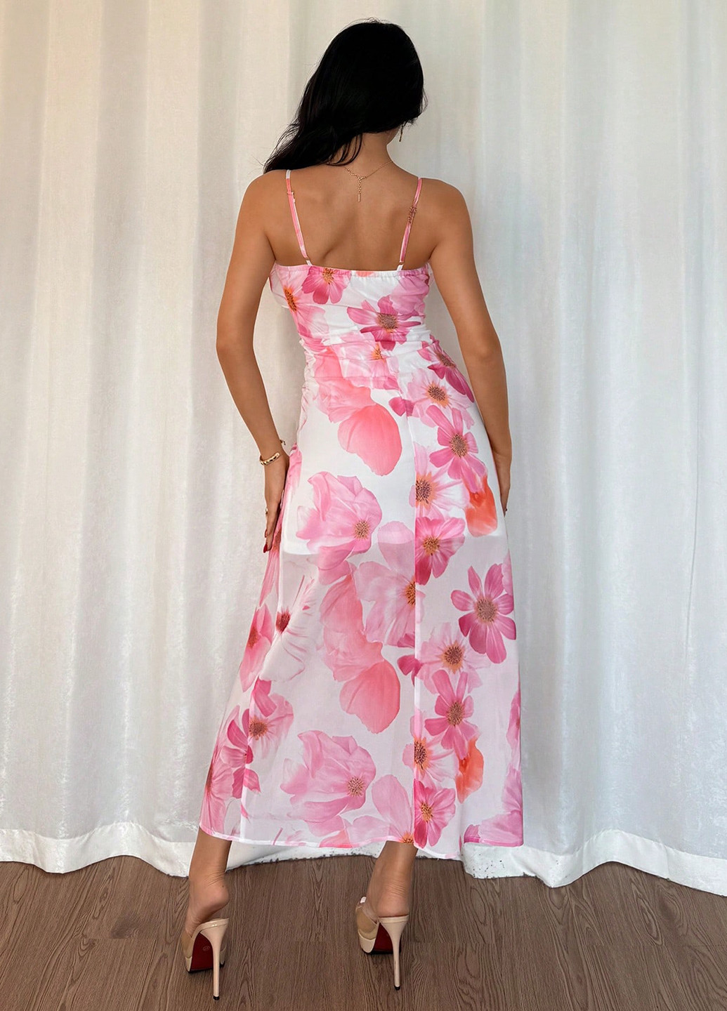 Розовое кэжуал платье силуэтная, клеш, с открытой спиной SHEIN с цветочным принтом