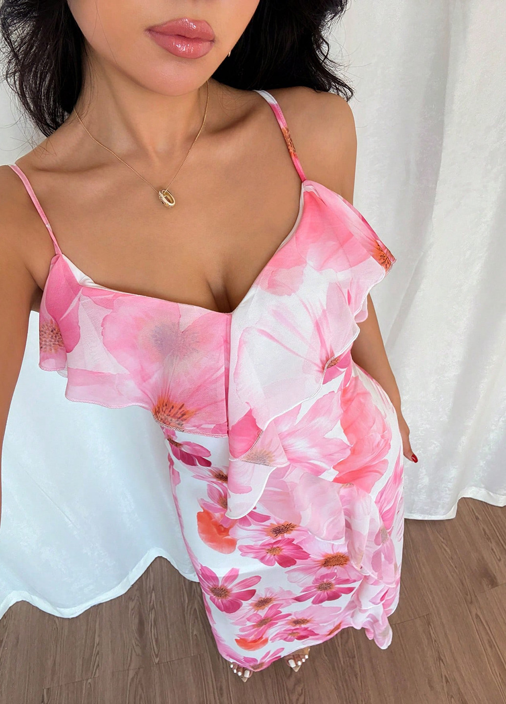 Розовое кэжуал платье силуэтная, клеш, с открытой спиной SHEIN с цветочным принтом