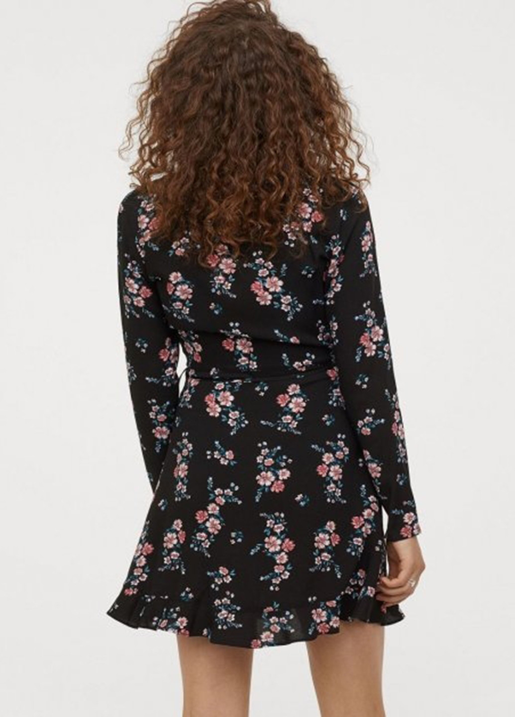 Черное кэжуал платье на запах H&M с цветочным принтом