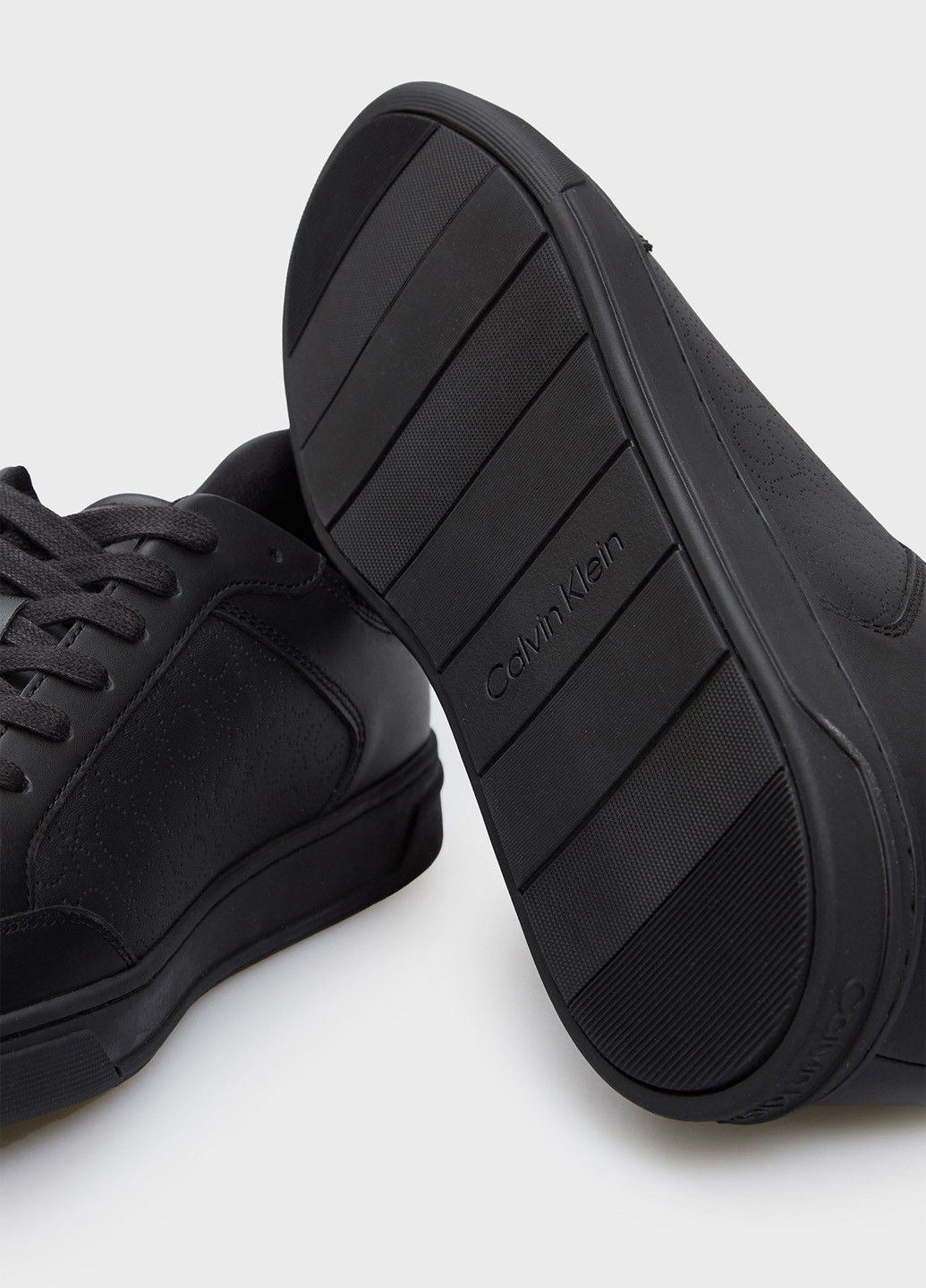 Черные всесезонные кроссовки Calvin Klein
