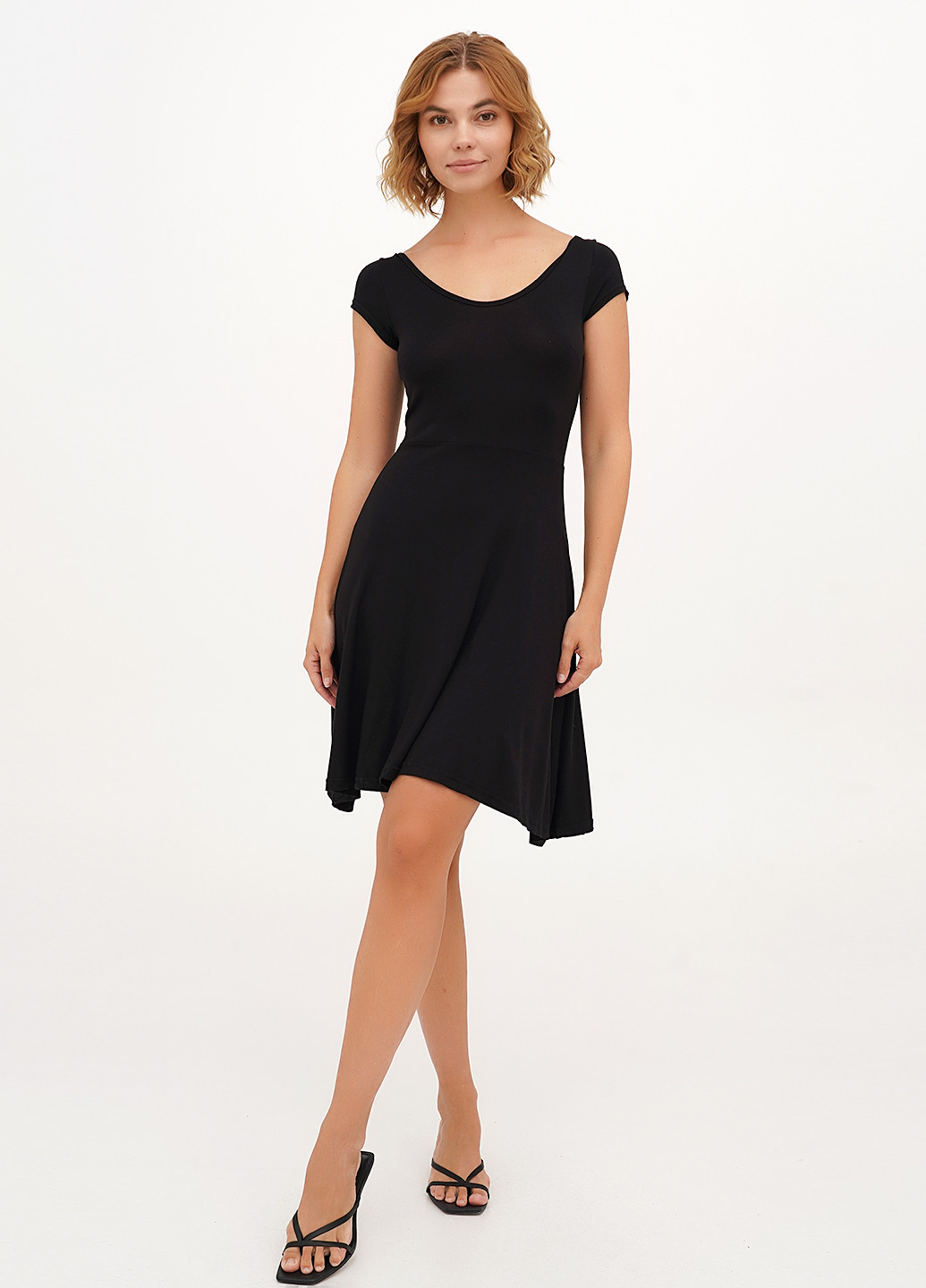 Черное кэжуал платье клеш Vicolo однотонное