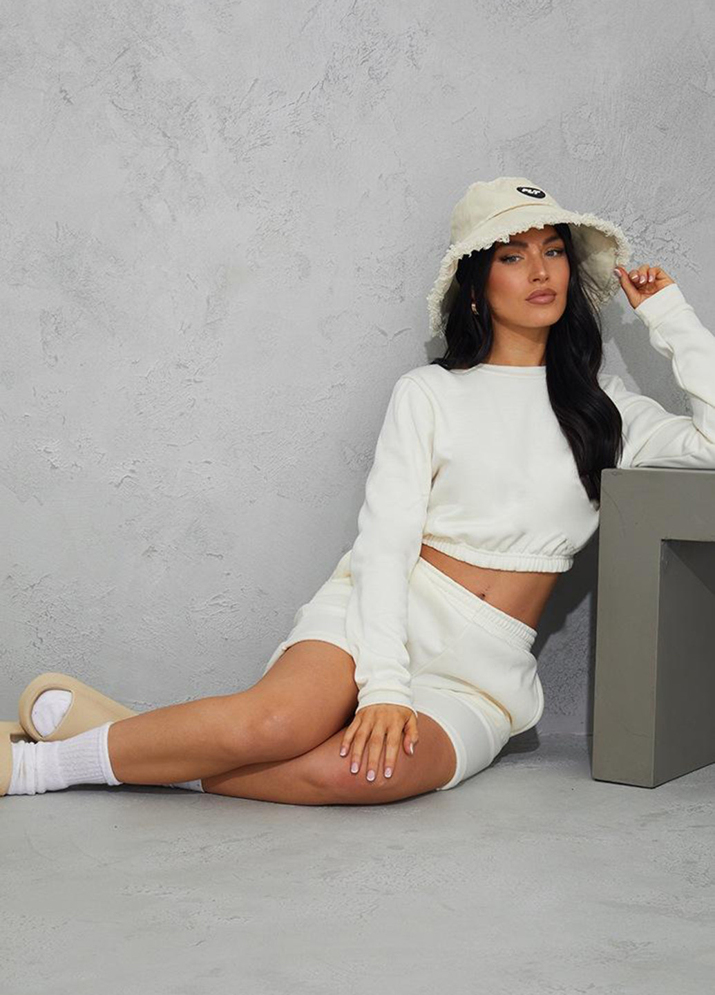 Молочний світшот PrettyLittleThing однотонний без декору (254600592)
