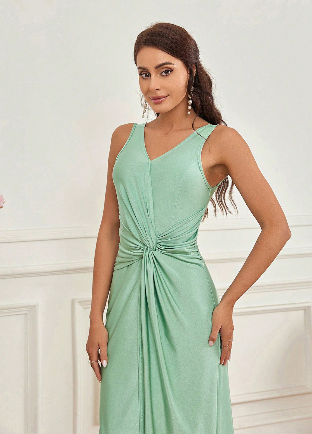 Светло-зеленое вечернее платье с открытой спиной SHEIN однотонное