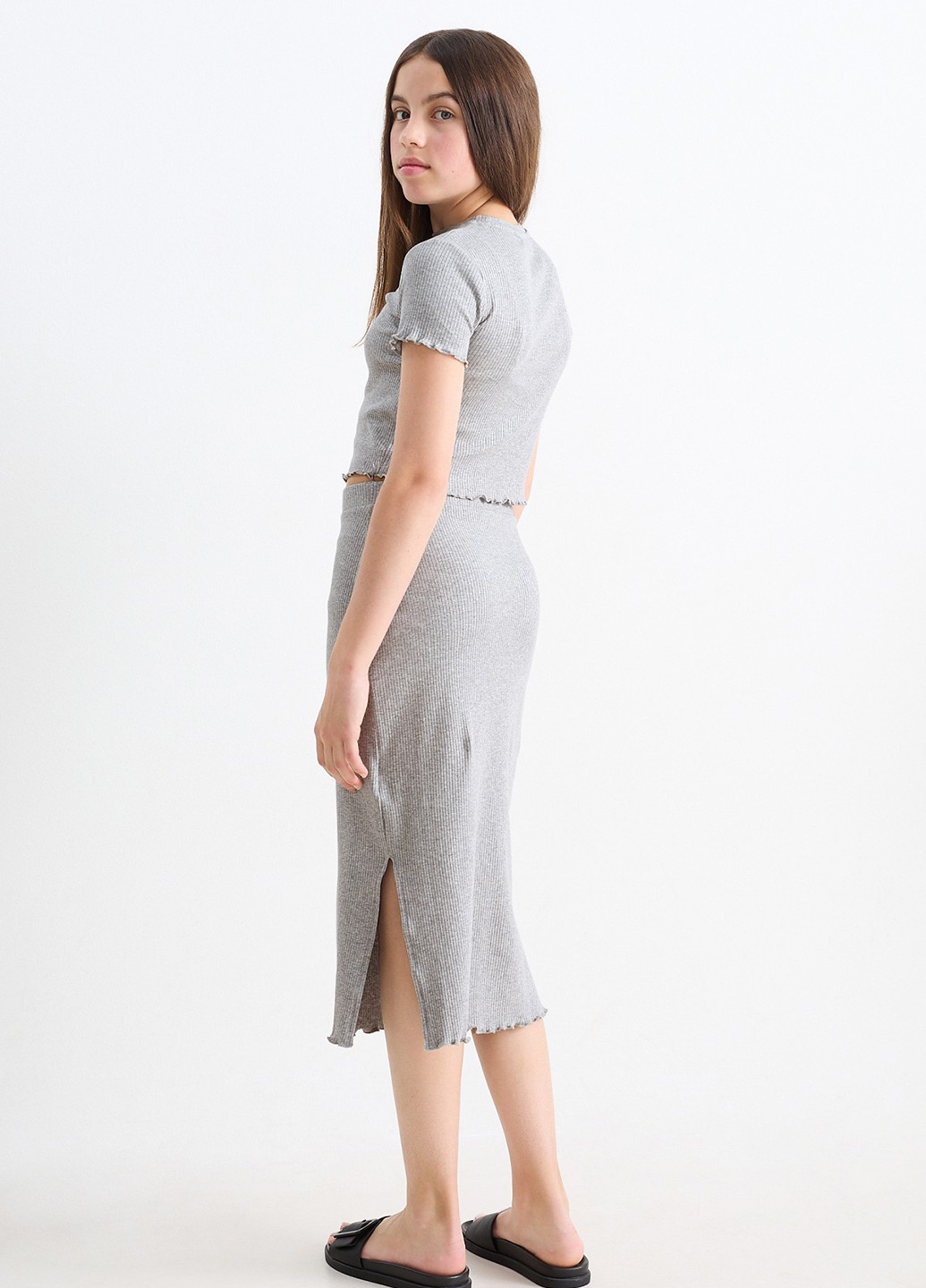 Світло-сірий літній костюм (спідниця, футболка) C&A