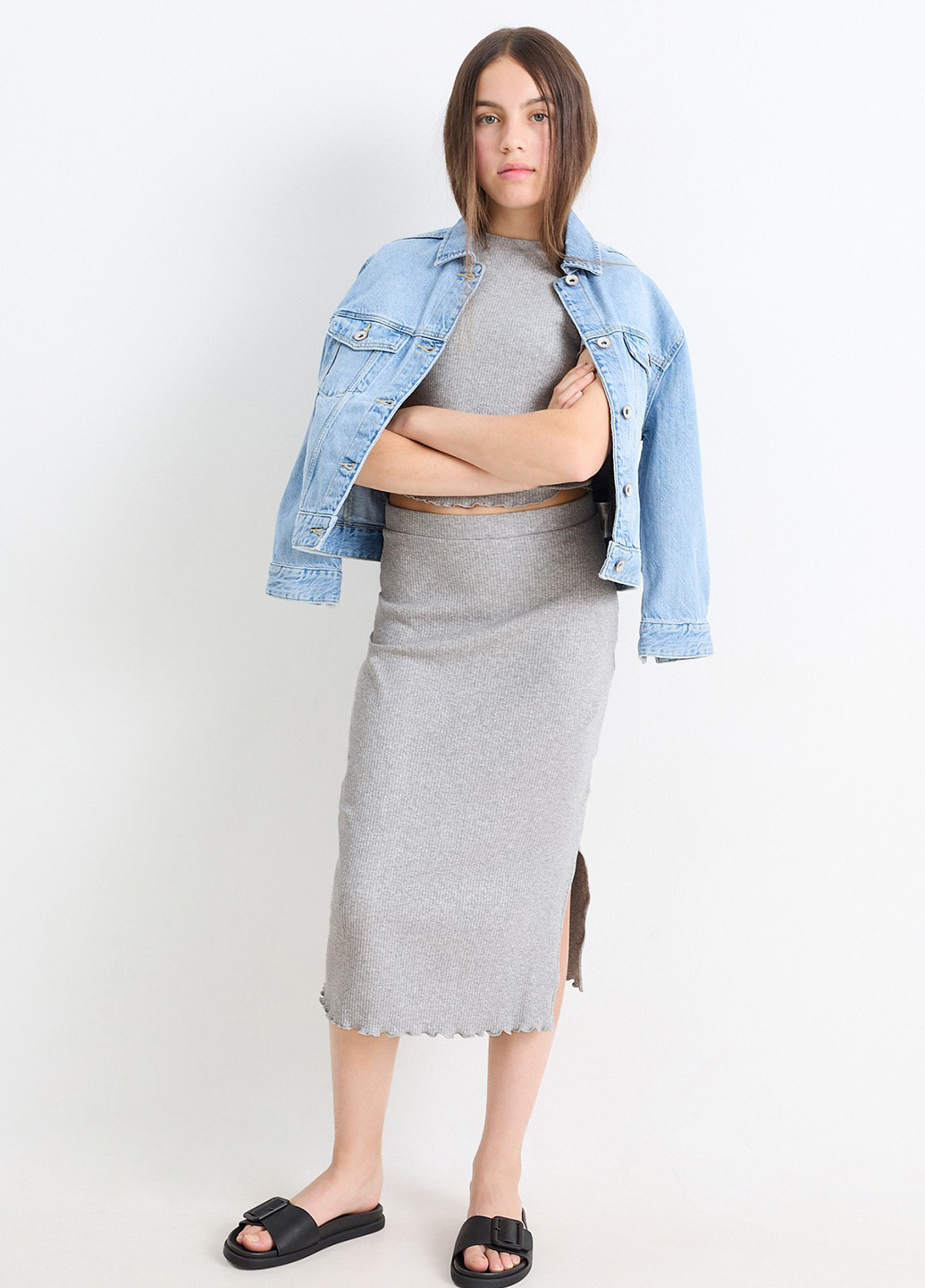 Світло-сірий літній костюм (спідниця, футболка) C&A