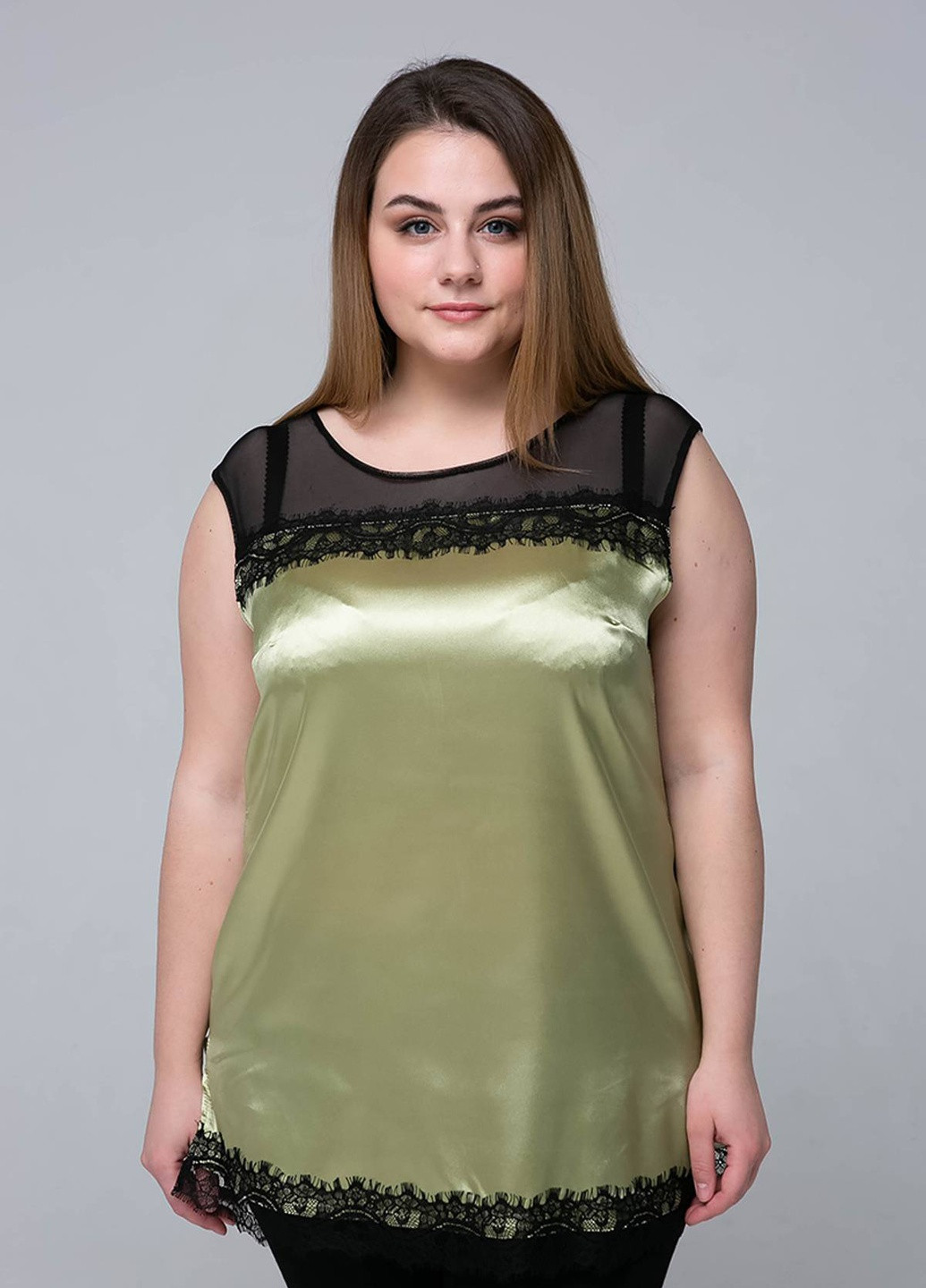 Оливкова літня атласна блуза з мереживом тоні оливкова Tatiana