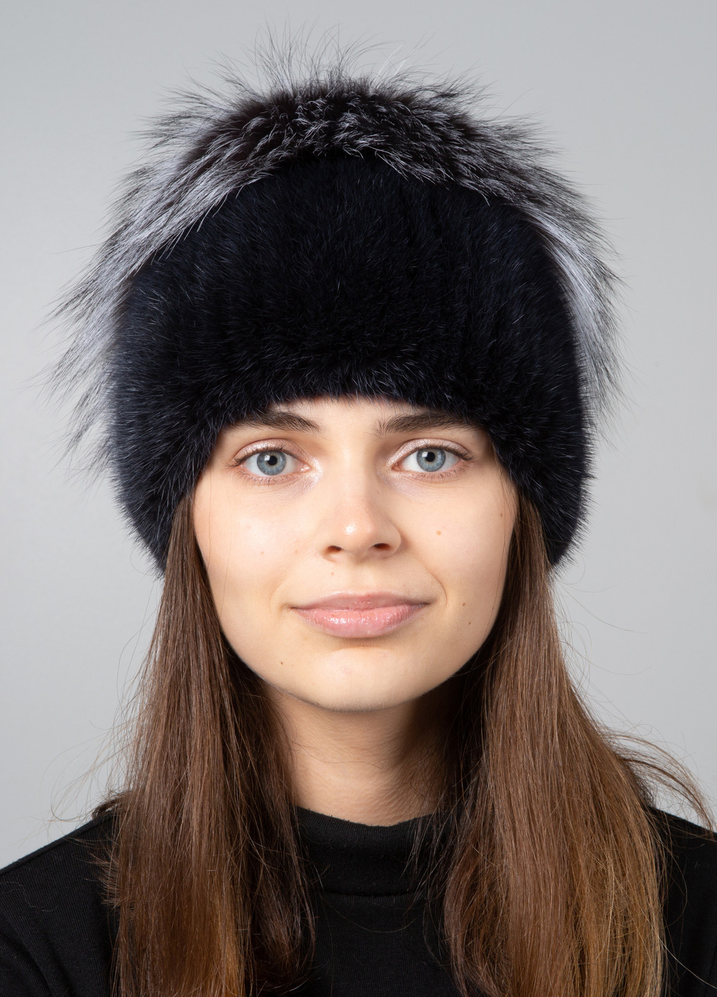 Жіноча шапка із в'язаного хутра норки з прикрасою із хутра чорнобурки Меховой Стиль звездочка (254800505)