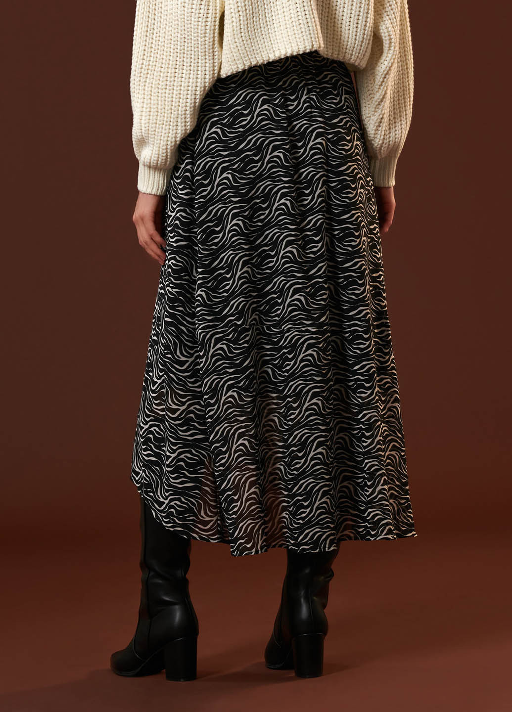 Черно-белая кэжуал с анималистичным узором юбка Sinsay клешированная