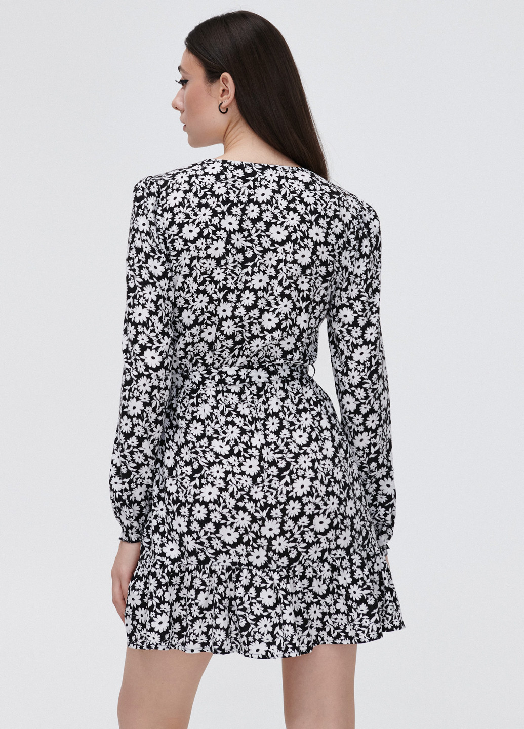 Черно-белое кэжуал платье на запах, клеш Cropp с цветочным принтом