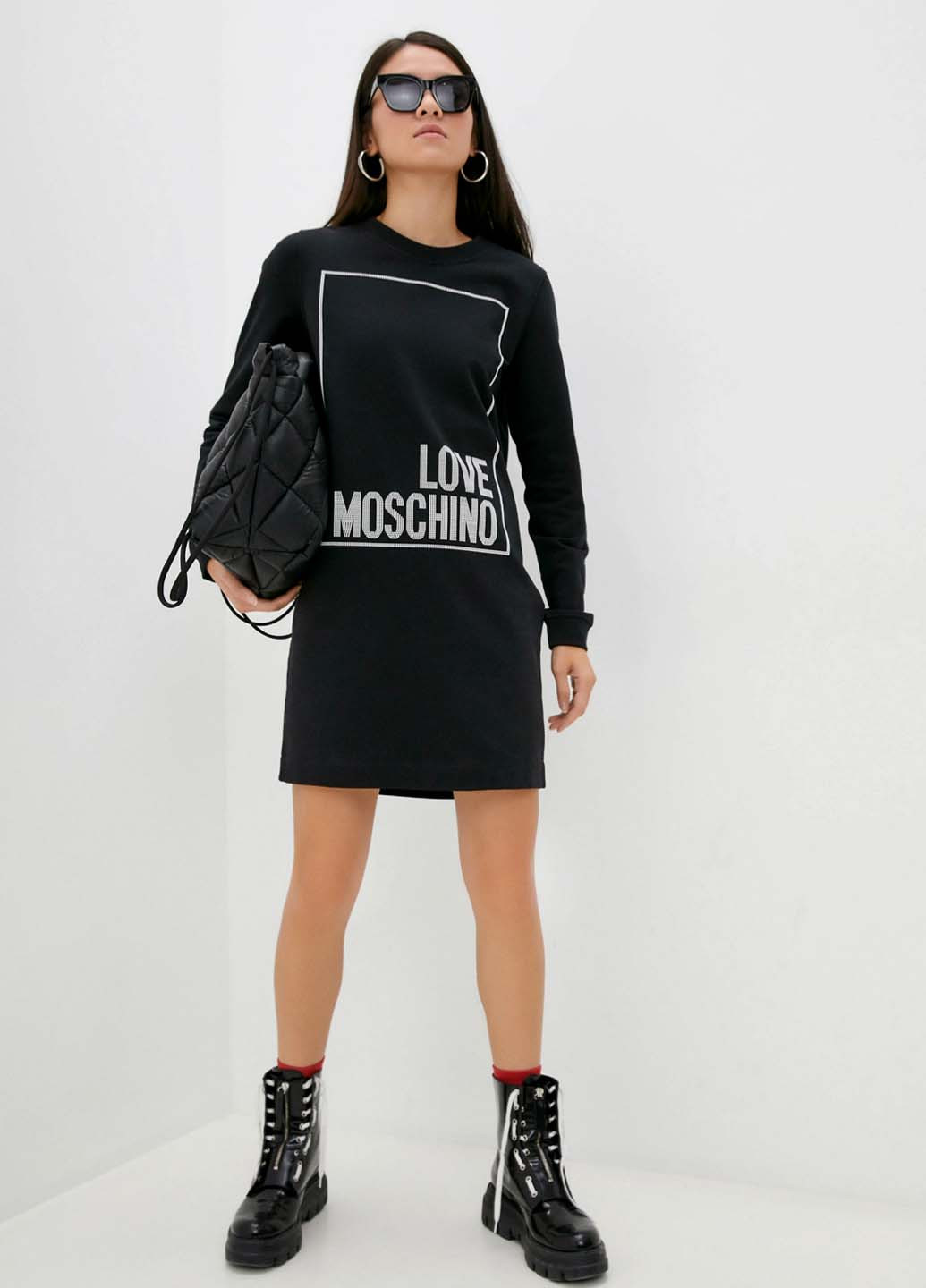 Черное повседневный утепленное черное женское платье свитер с апликацией-логотипом платье-свитер Love Moschino однотонное