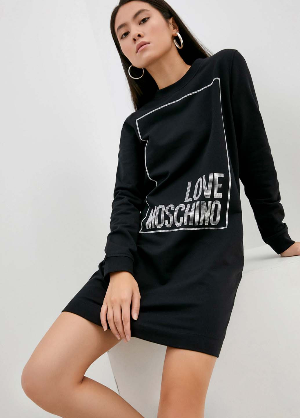 Чорна повсякденний утепленна чорна жіноча сукня-светр з аплікацією-логотипом сукня светр Love Moschino однотонна