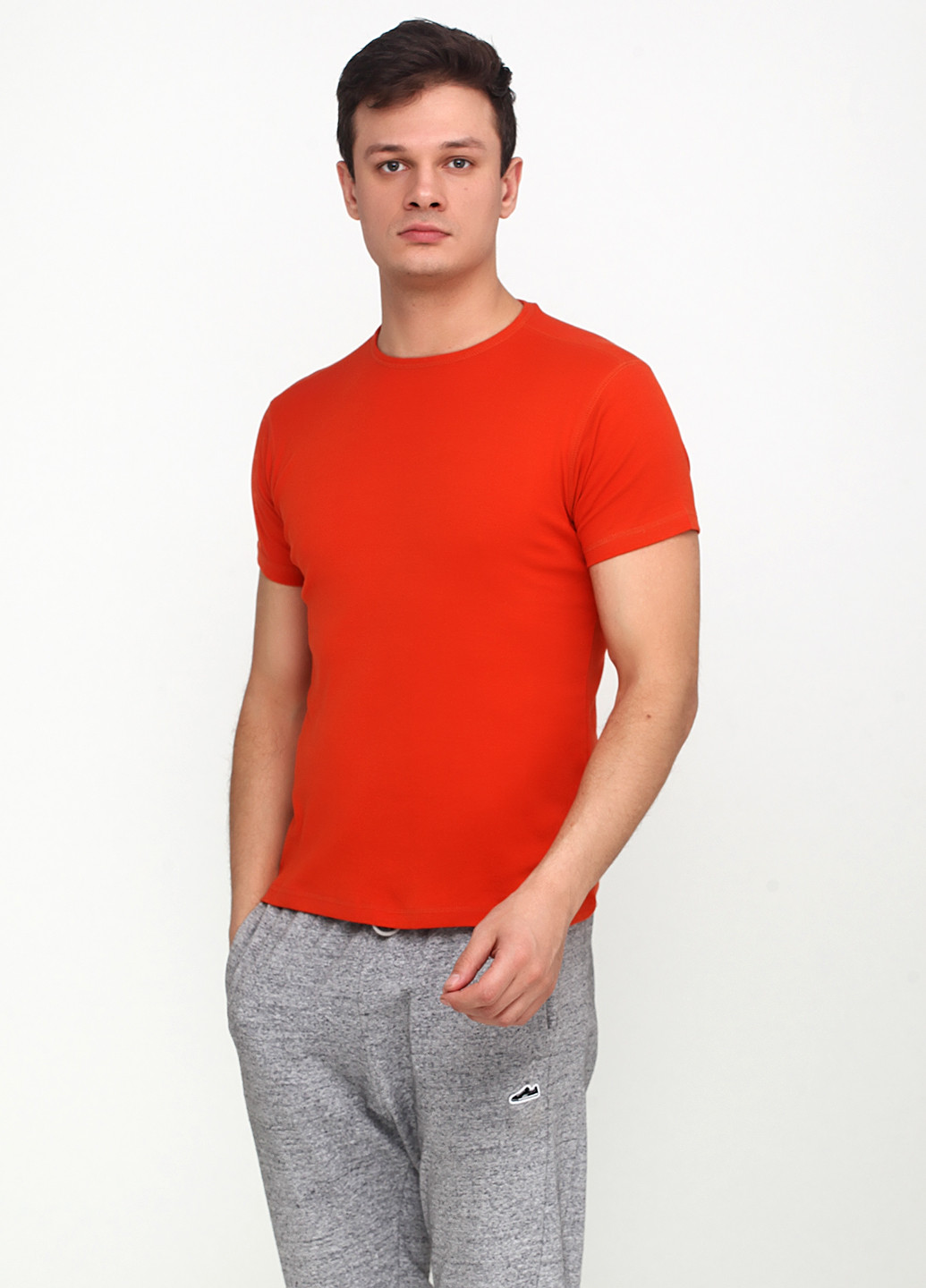 Оранжево-красная футболка Avis
