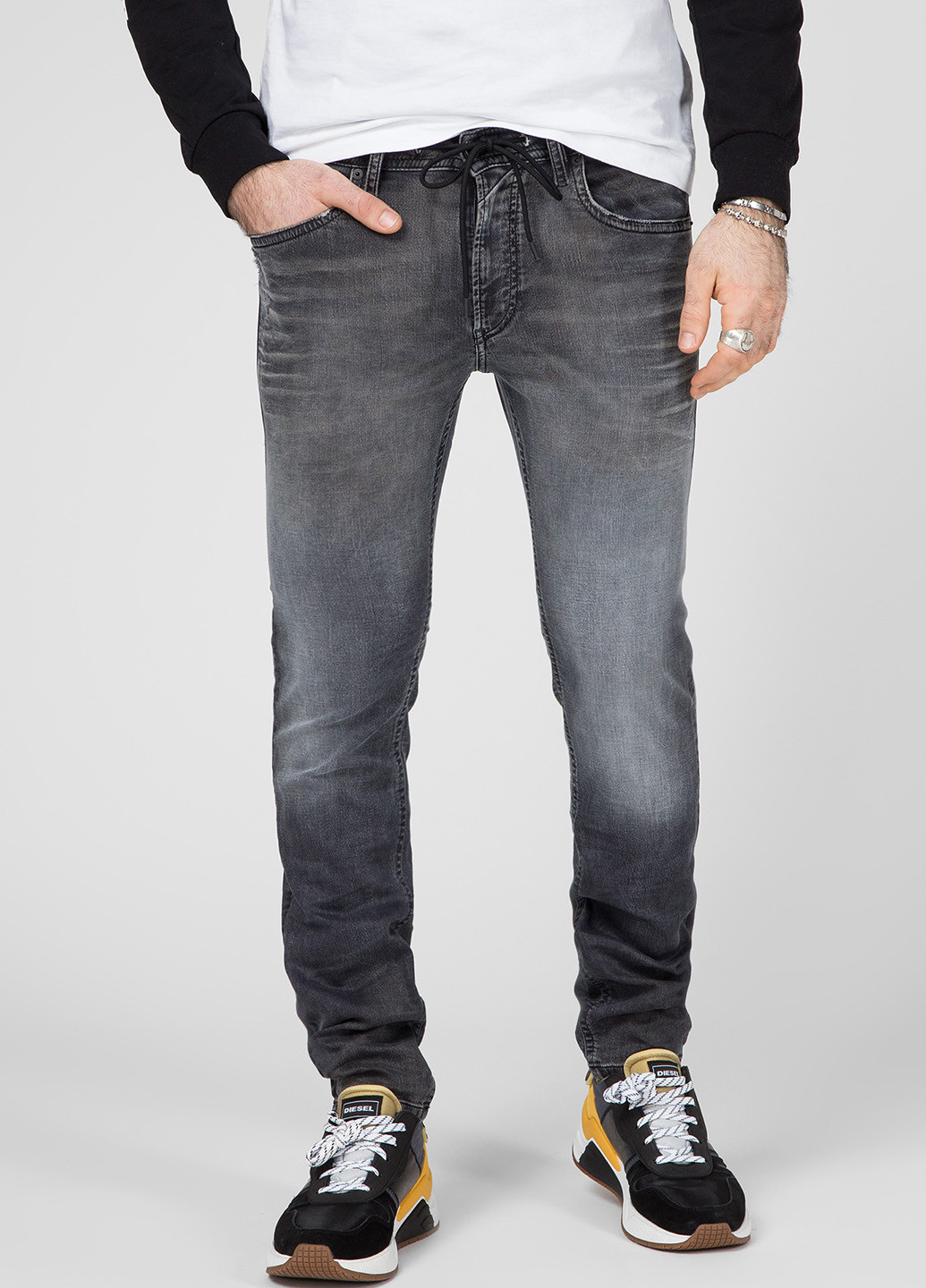 Серые демисезонные зауженные джинсы Diesel
