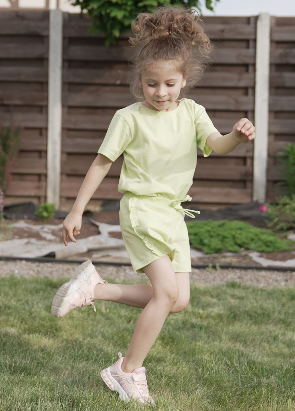 Салатовая летняя футболка KRAKO