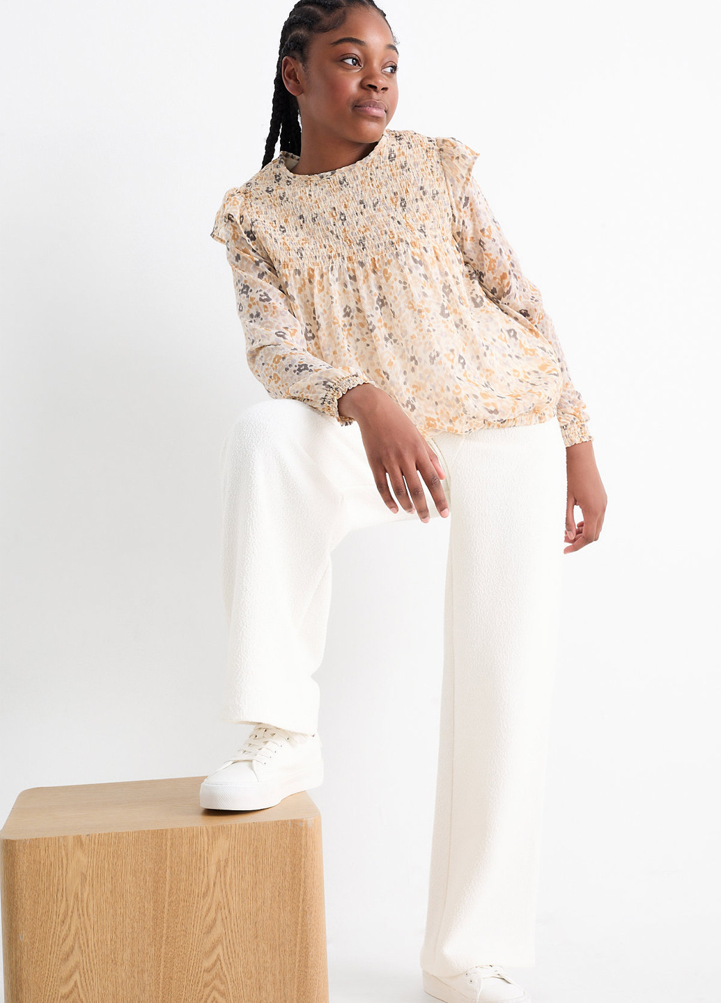 Светло-бежевая с абстрактным узором блузка C&A демисезонная