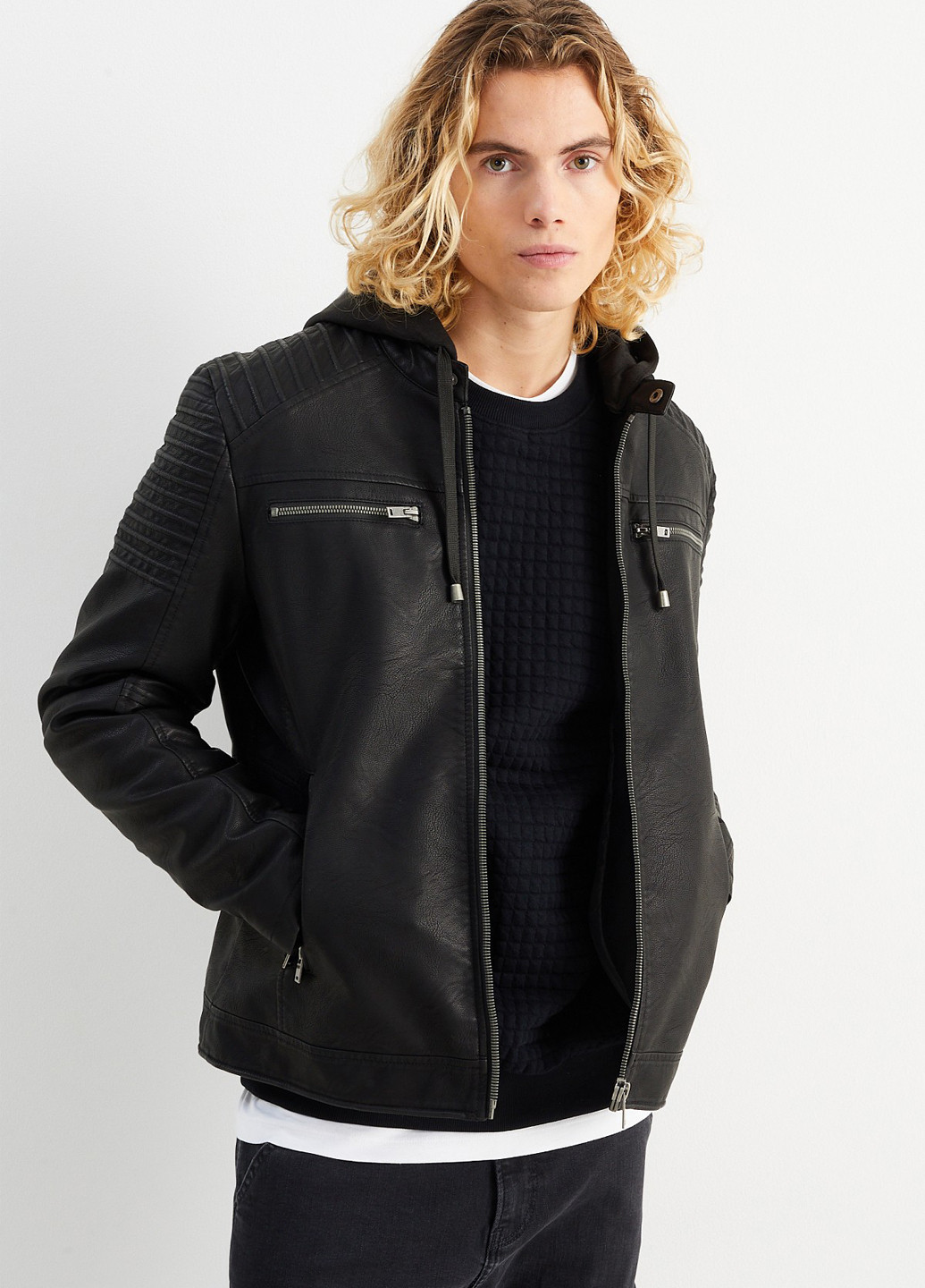 Чорна демісезонна куртка байкерська C&A