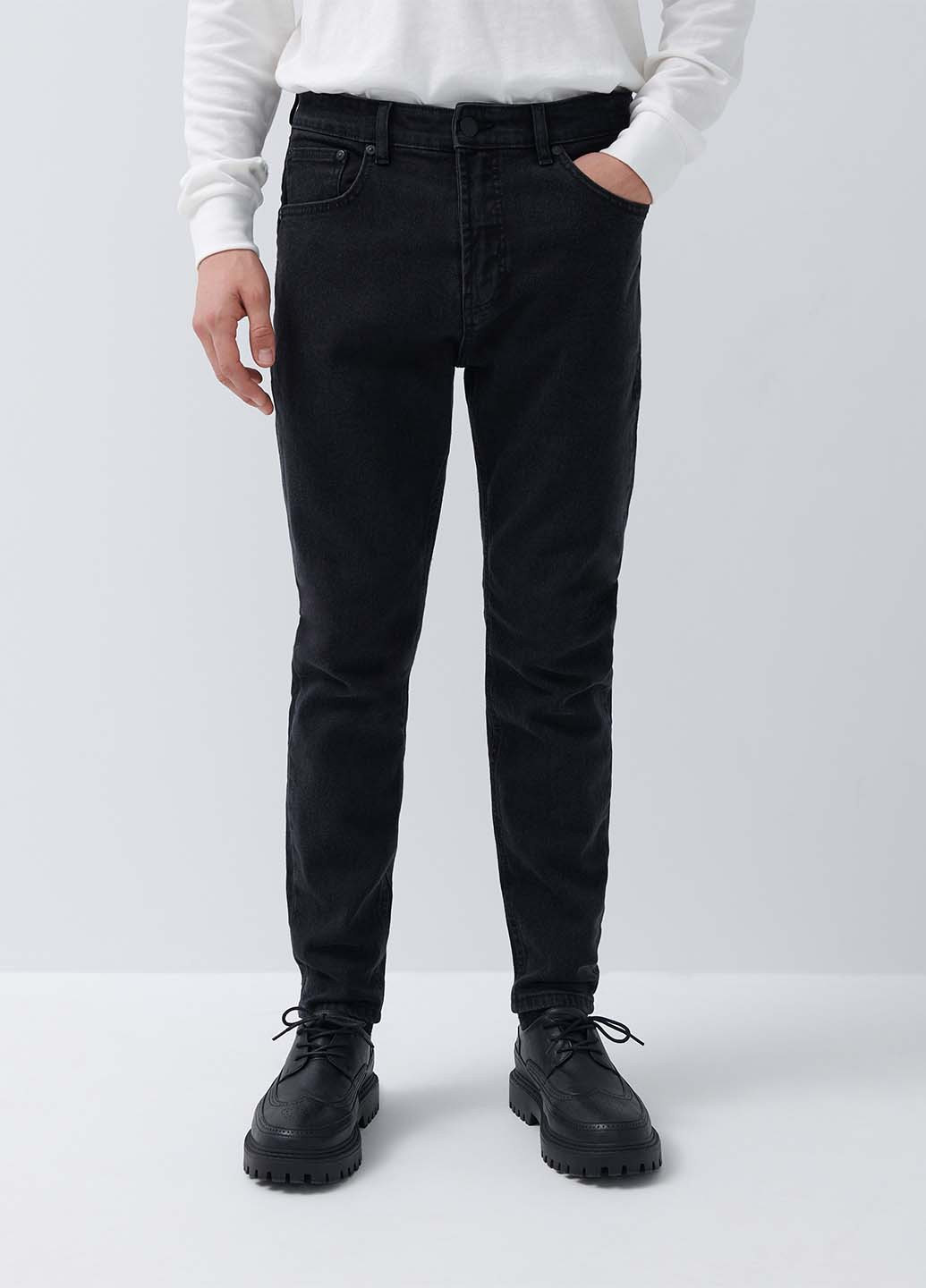 Черные демисезонные зауженные джинсы House