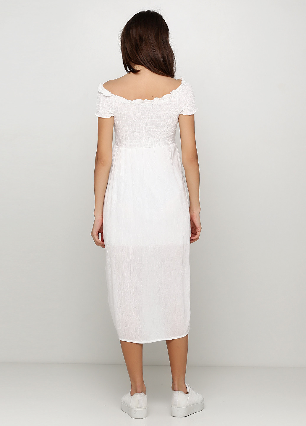 Белое кэжуал платье с открытыми плечами Terranova однотонное