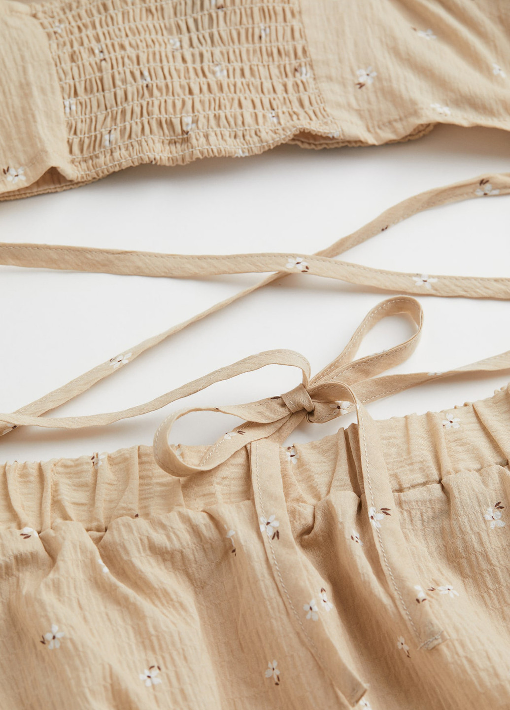 Бежевое кэжуал платье клеш, с открытой спиной H&M однотонное