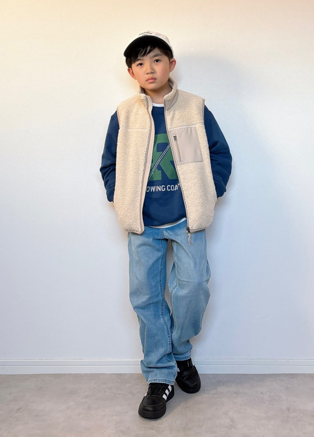 Синий свитшот Uniqlo надпись без декора (325746322)