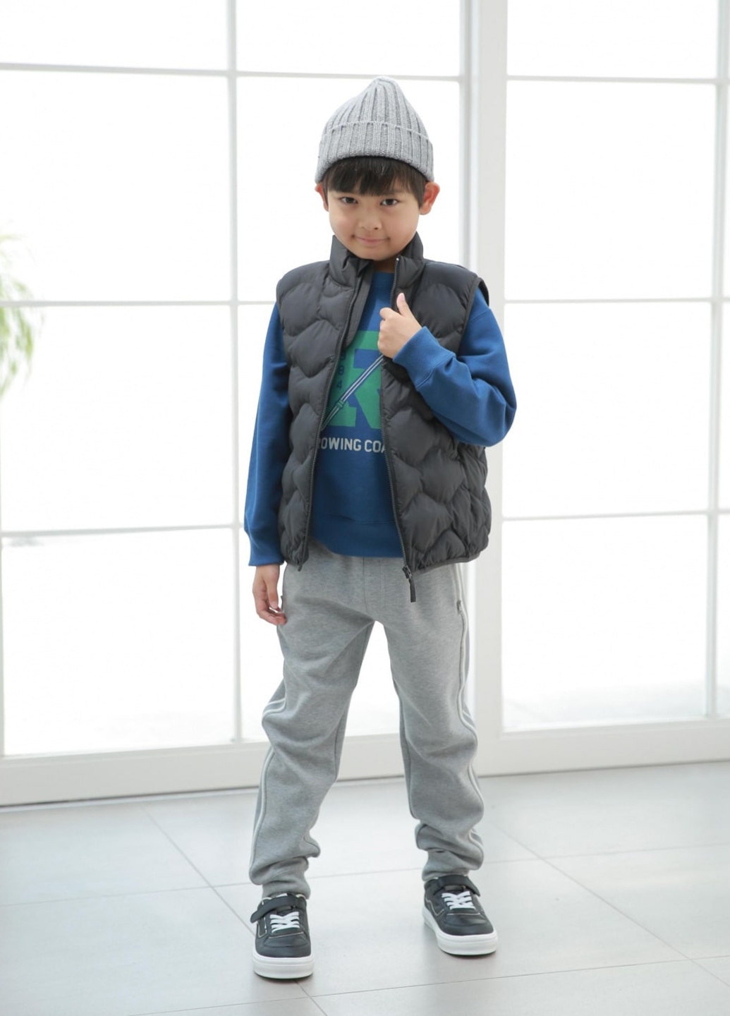 Синий свитшот Uniqlo надпись без декора (325746322)