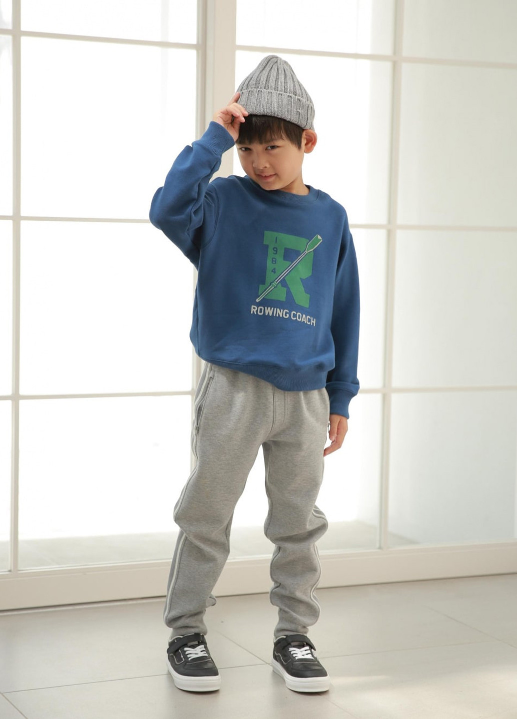 Синий свитшот Uniqlo надпись без декора (325746322)