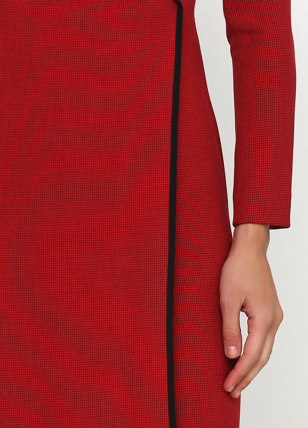 Красное деловое платье на запах Natali Bolgar с узором пье-де-пуль «гусиная лапка»
