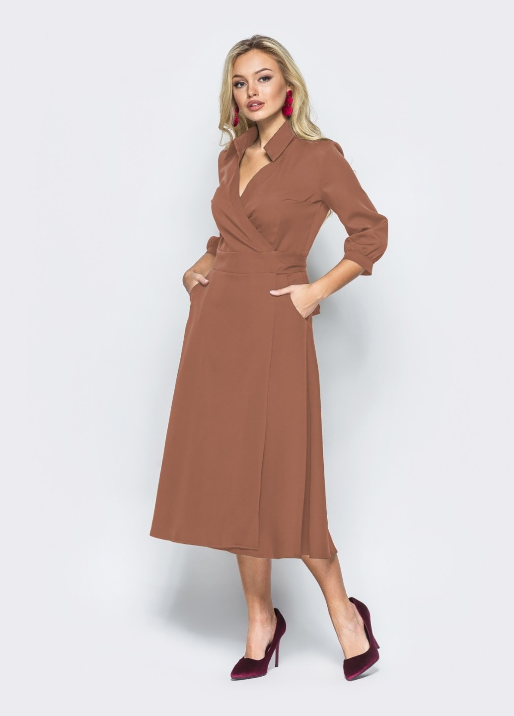 Коричневое платье-халат коричневого цвета с отложным воротником Dressa