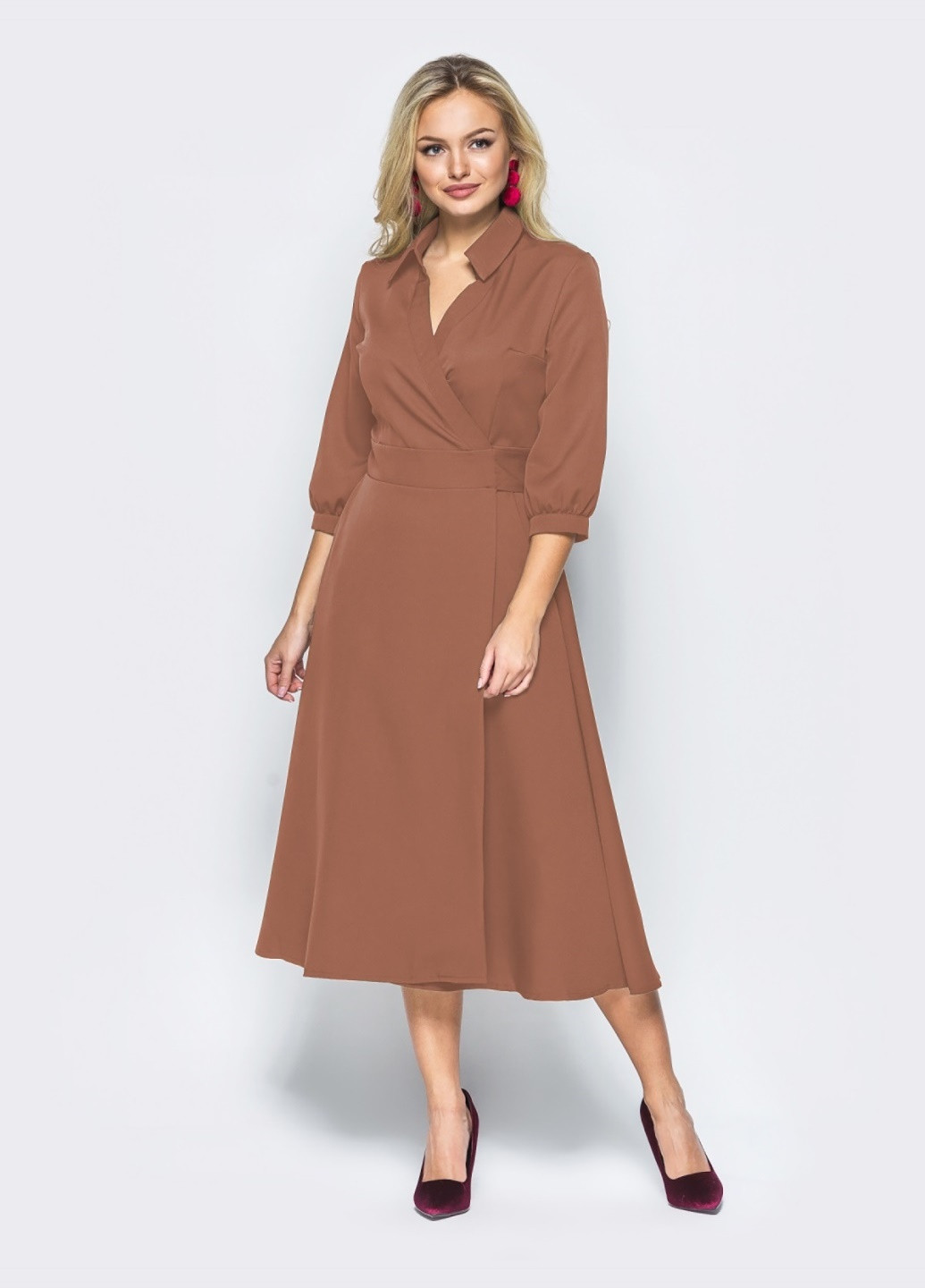 Коричневое платье-халат коричневого цвета с отложным воротником Dressa