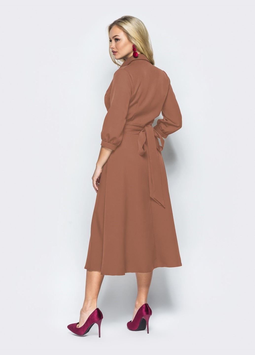 Коричневое платье-халат коричневого цвета с отложным воротником Dressa