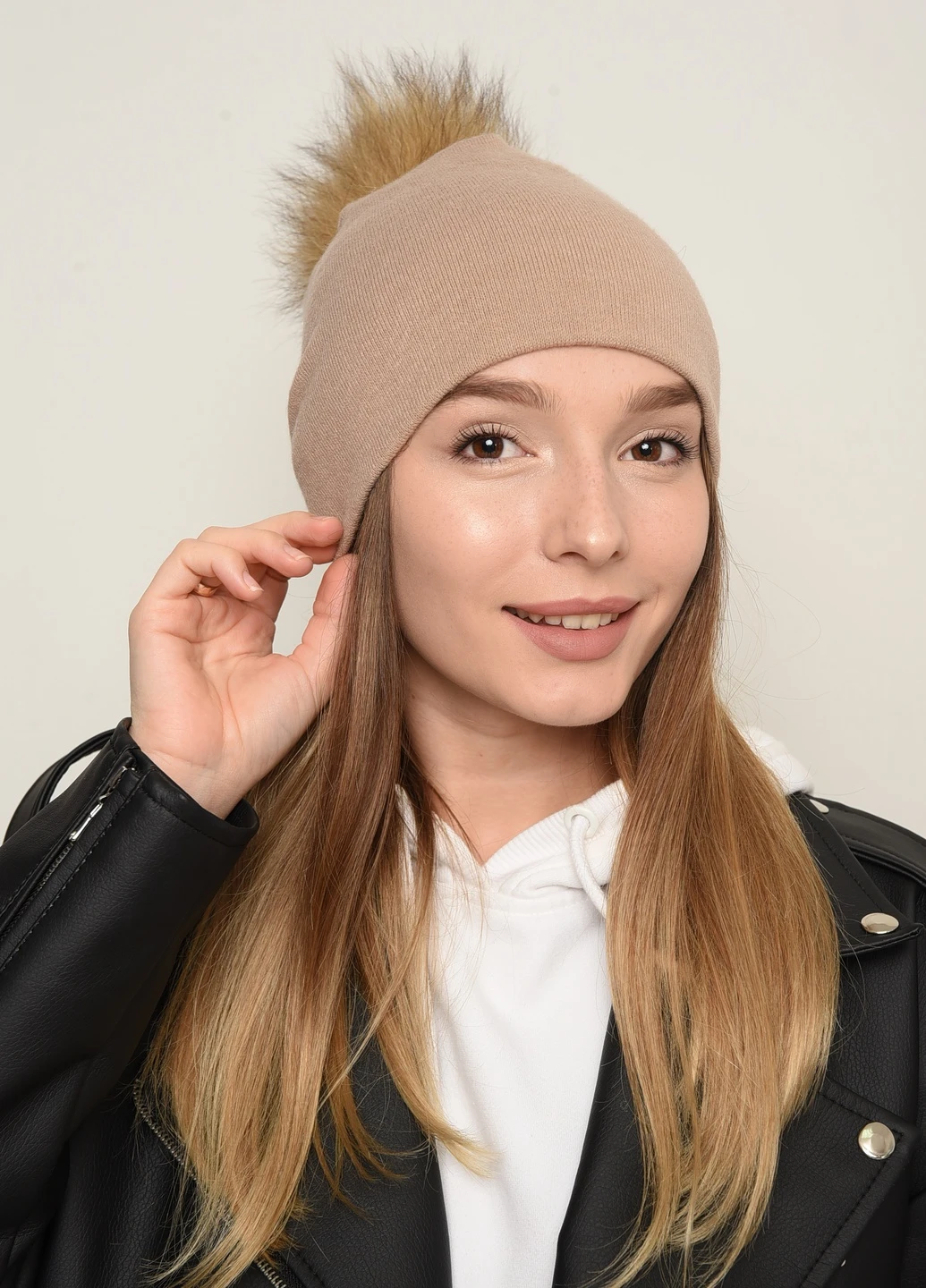 Шапка весна жіноча - осінь бежевого кольору з коричневим бубоном Let's Shop (255080342)