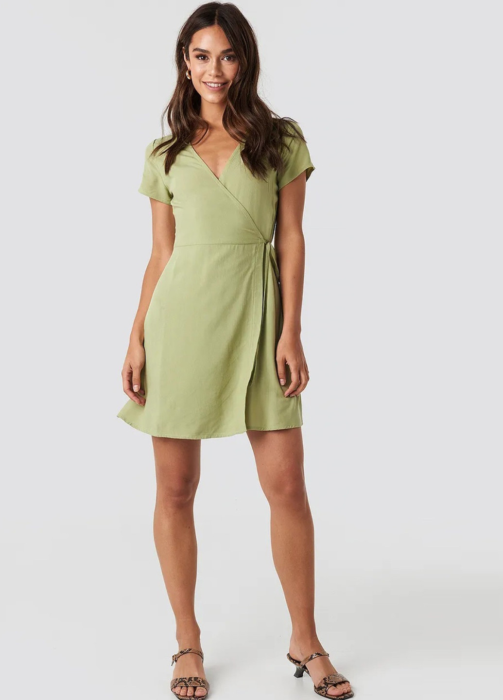 Светло-зеленое кэжуал платье на запах NA-KD однотонное
