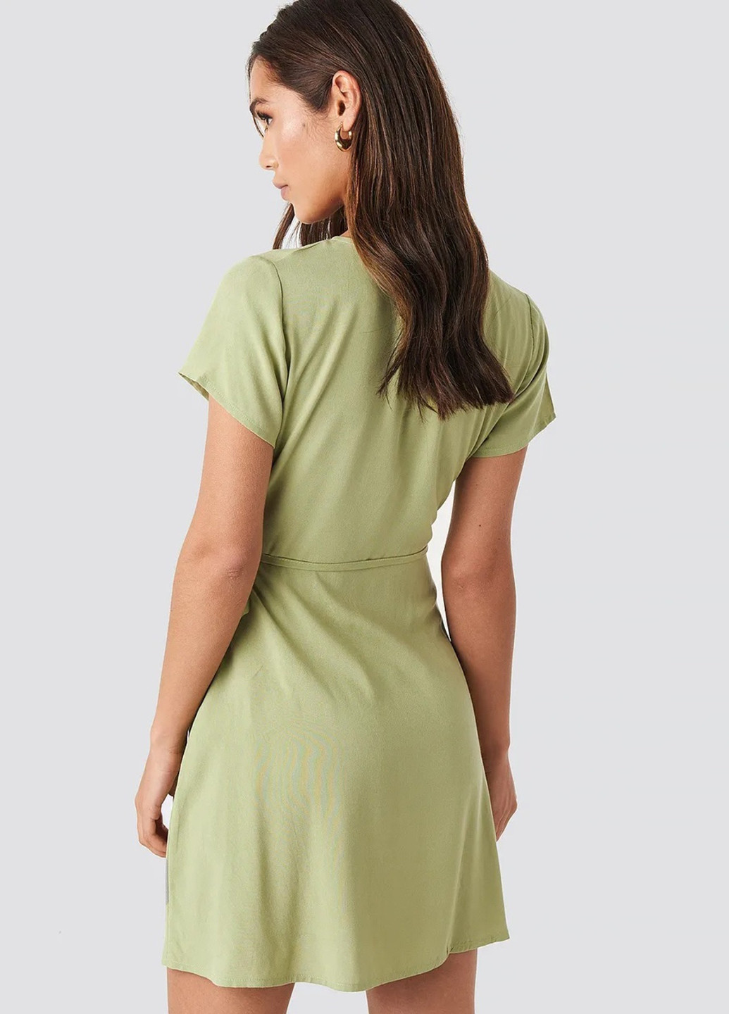 Світло-зелена кежуал сукня на запах NA-KD однотонна