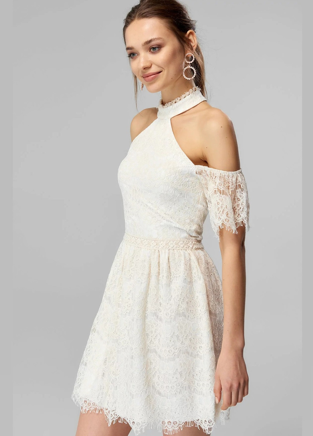 Белое коктейльное платье клеш, с открытыми плечами Trendyol однотонное