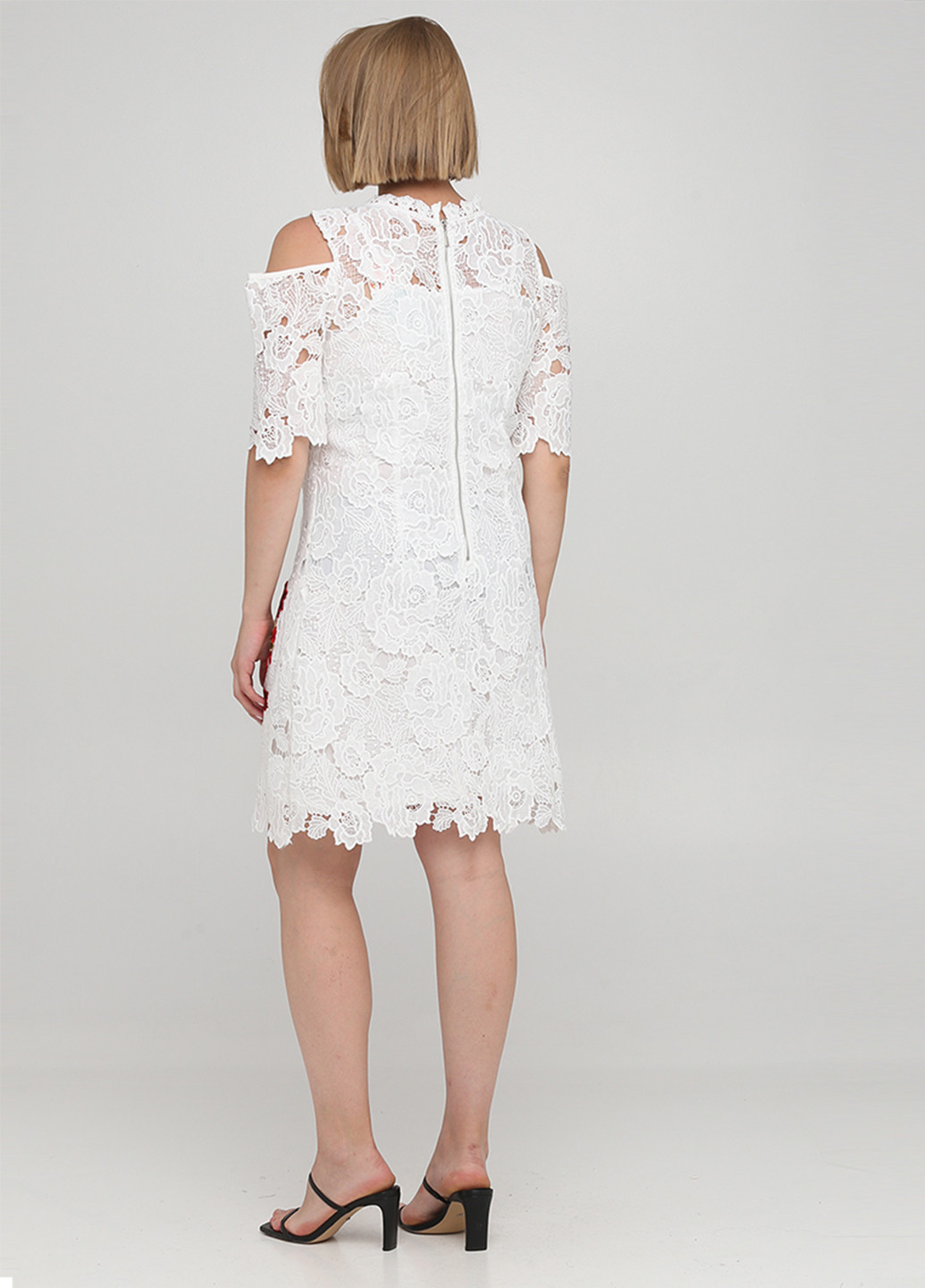 Белое коктейльное платье футляр 101 IDEES с цветочным принтом